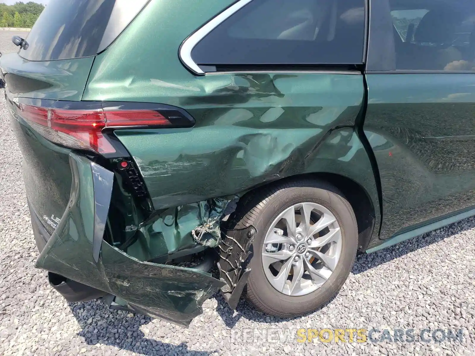 9 Photograph of a damaged car 5TDKRKEC2MS006964 TOYOTA SIENNA 2021