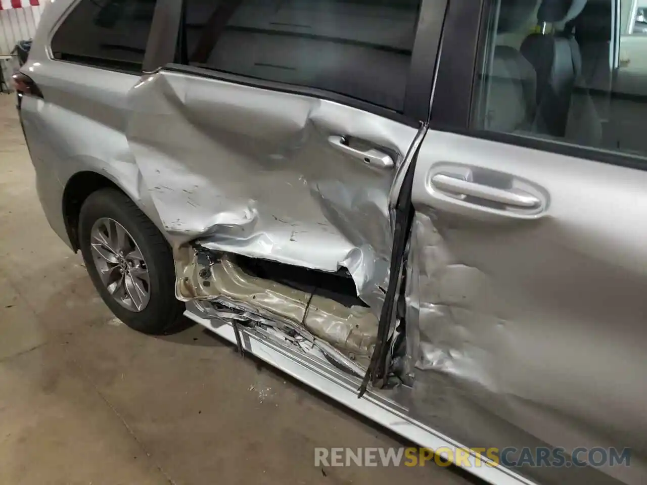 9 Photograph of a damaged car 5TDKRKEC2MS008696 TOYOTA SIENNA 2021