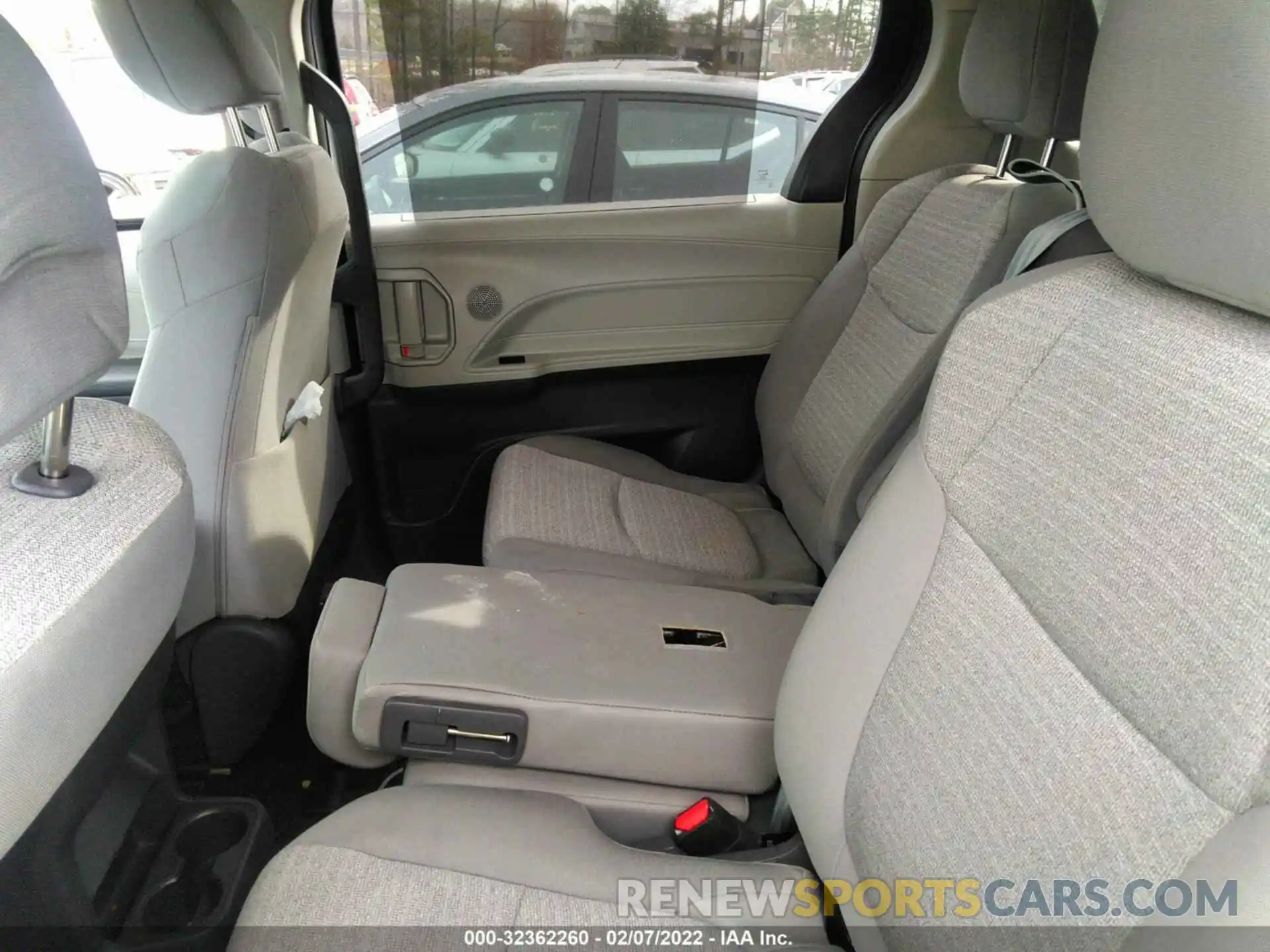 8 Photograph of a damaged car 5TDKRKEC2MS016927 TOYOTA SIENNA 2021