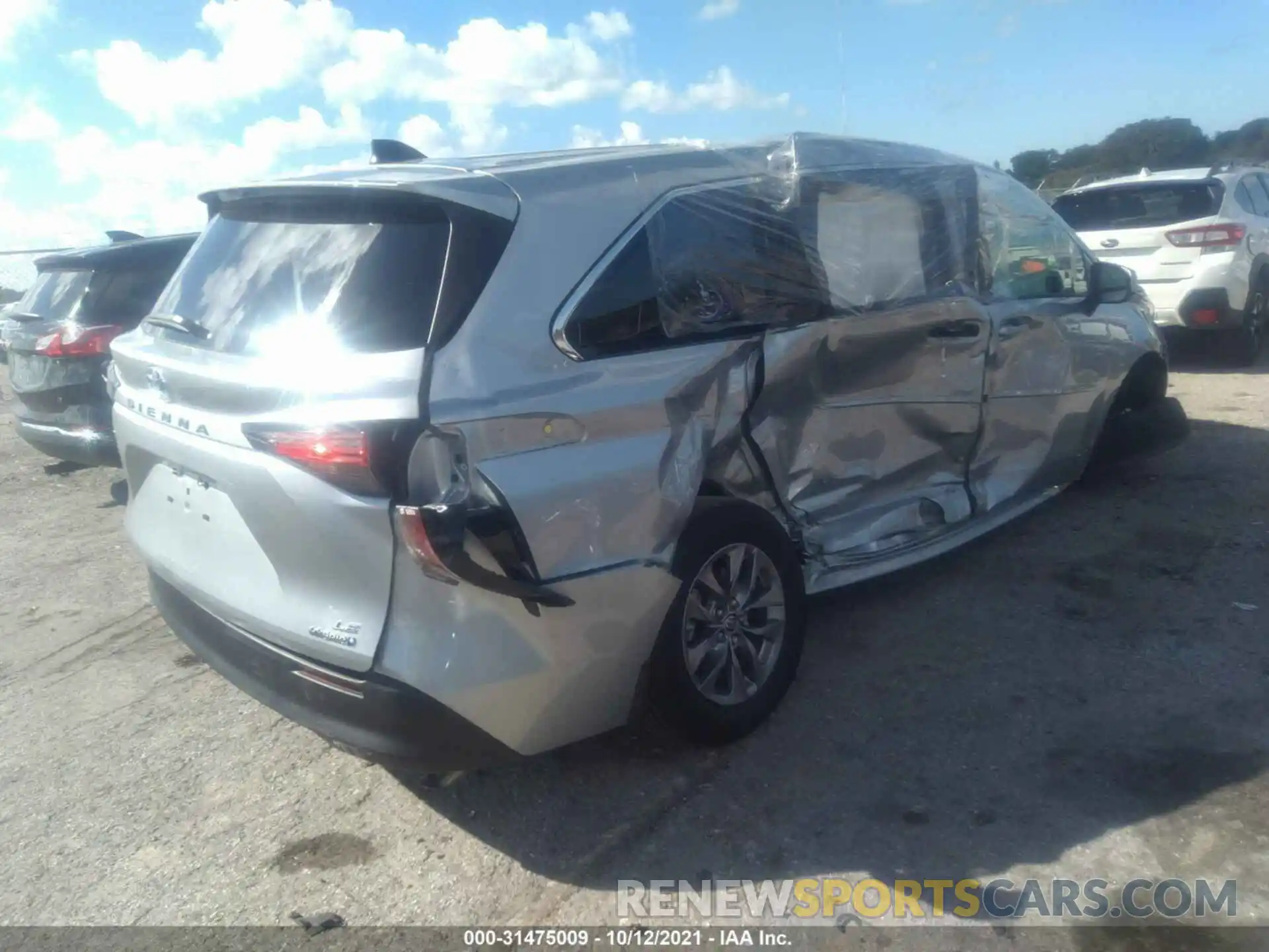 4 Photograph of a damaged car 5TDKRKEC2MS021335 TOYOTA SIENNA 2021