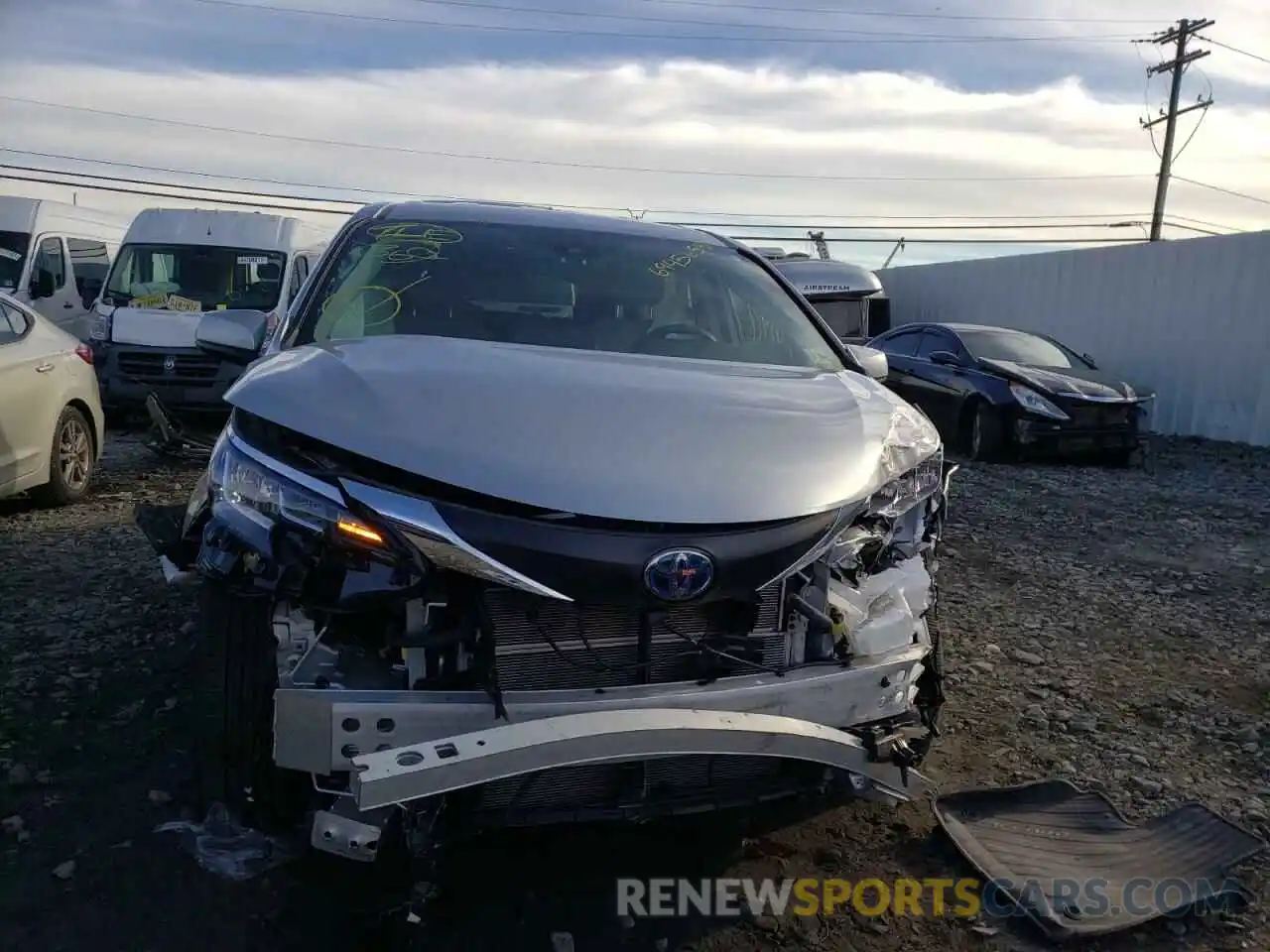 9 Photograph of a damaged car 5TDKRKEC3MS027161 TOYOTA SIENNA 2021