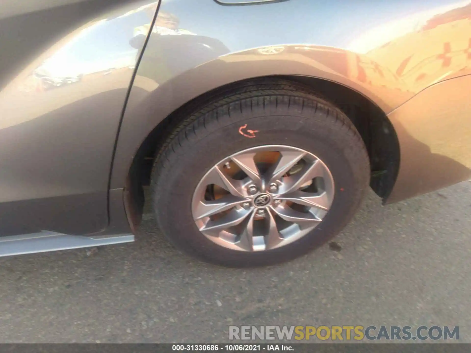 13 Photograph of a damaged car 5TDKRKEC3MS030027 TOYOTA SIENNA 2021