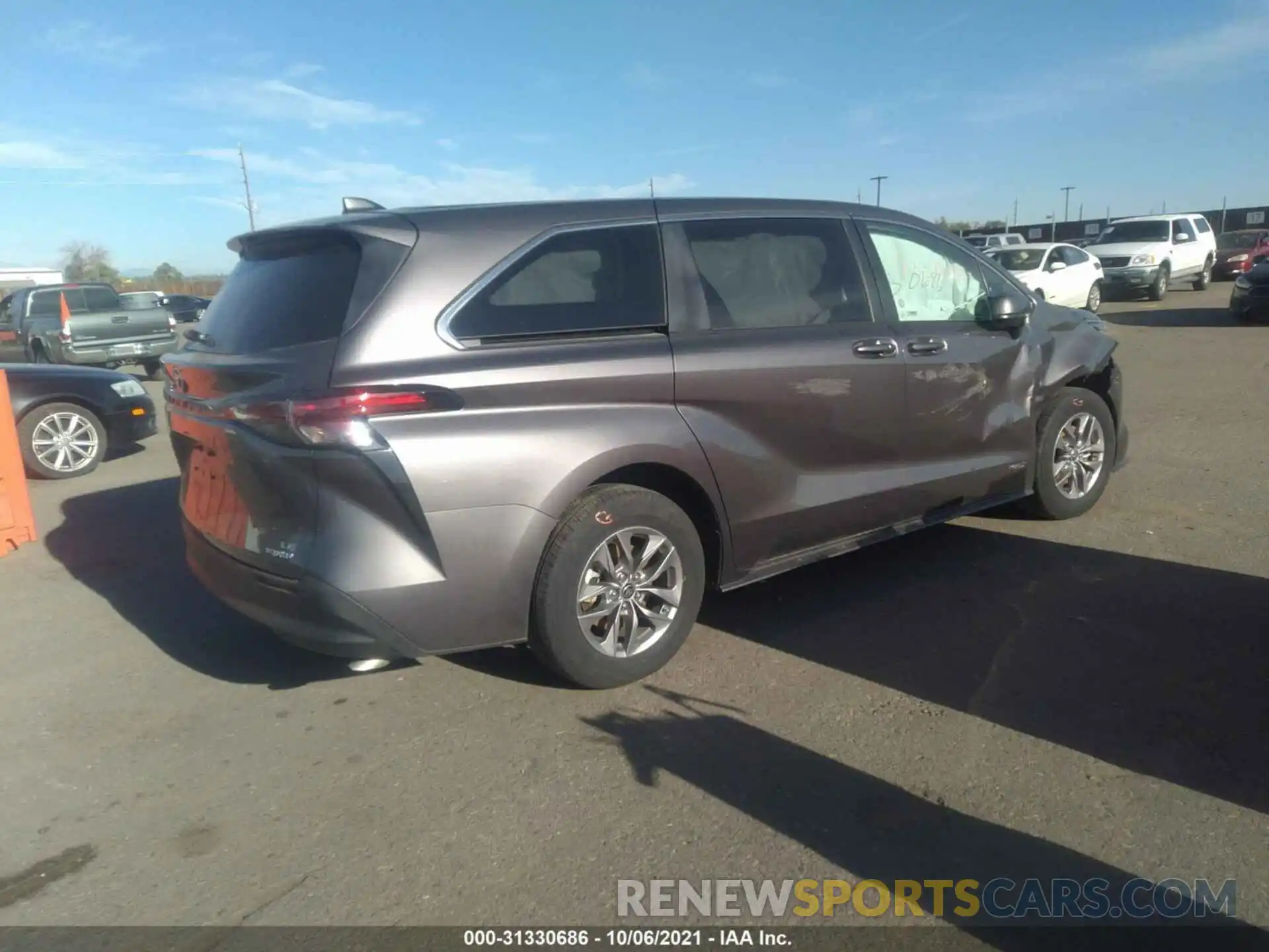 4 Photograph of a damaged car 5TDKRKEC3MS030027 TOYOTA SIENNA 2021