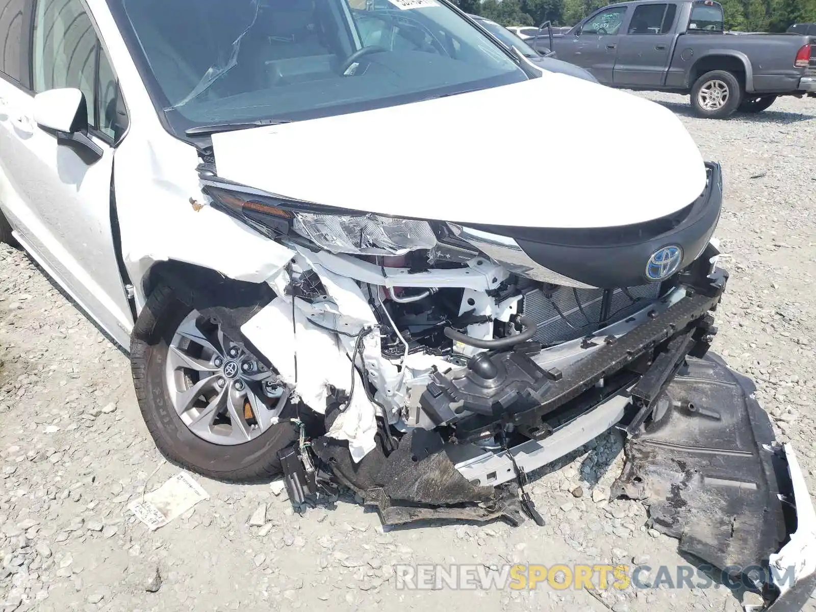 9 Photograph of a damaged car 5TDKRKEC3MS031615 TOYOTA SIENNA 2021