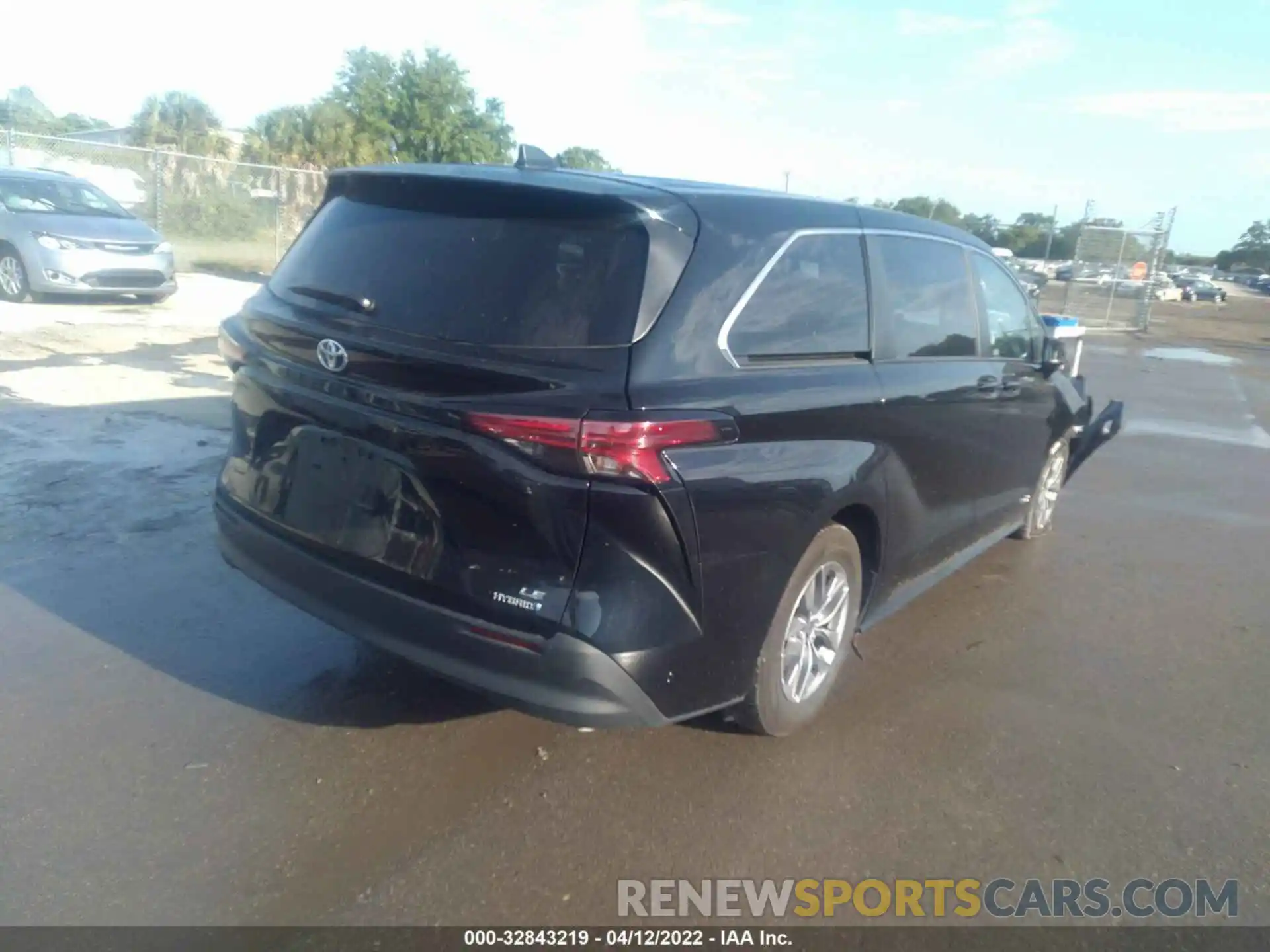 4 Photograph of a damaged car 5TDKRKEC3MS044249 TOYOTA SIENNA 2021