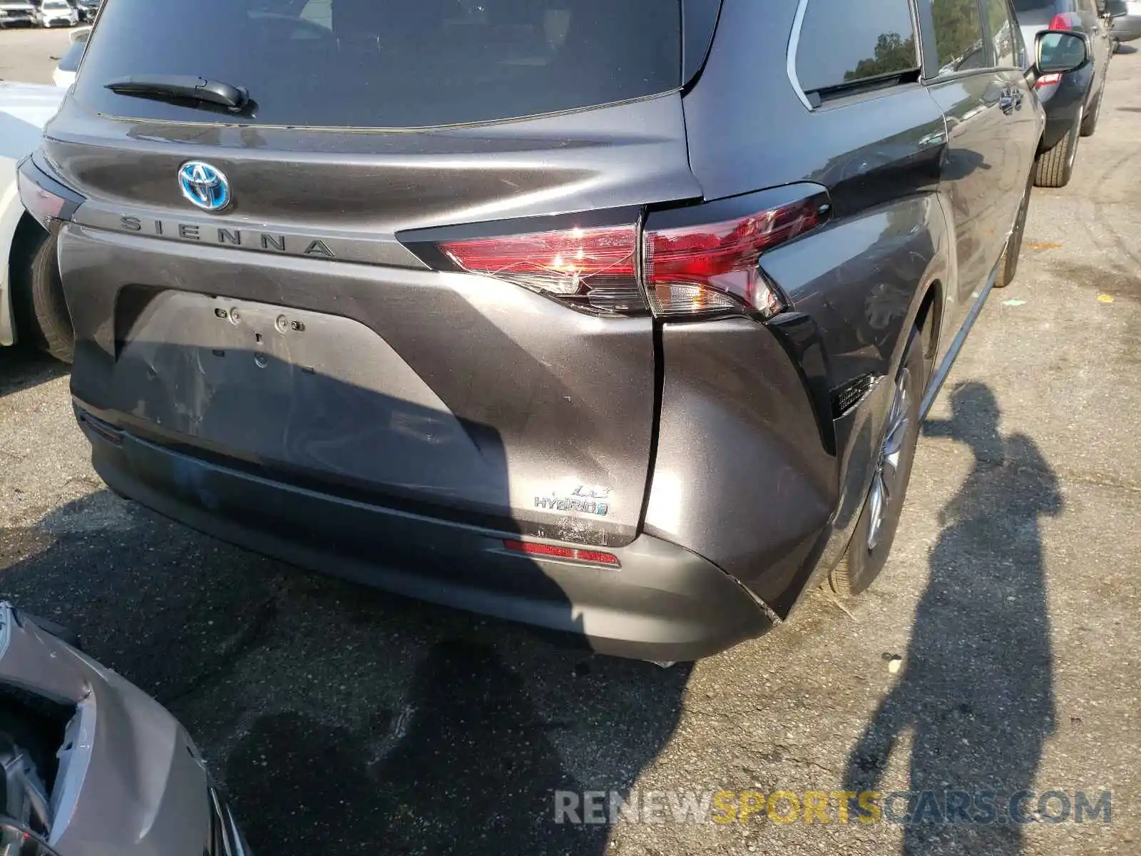 9 Photograph of a damaged car 5TDKRKEC4MS017836 TOYOTA SIENNA 2021