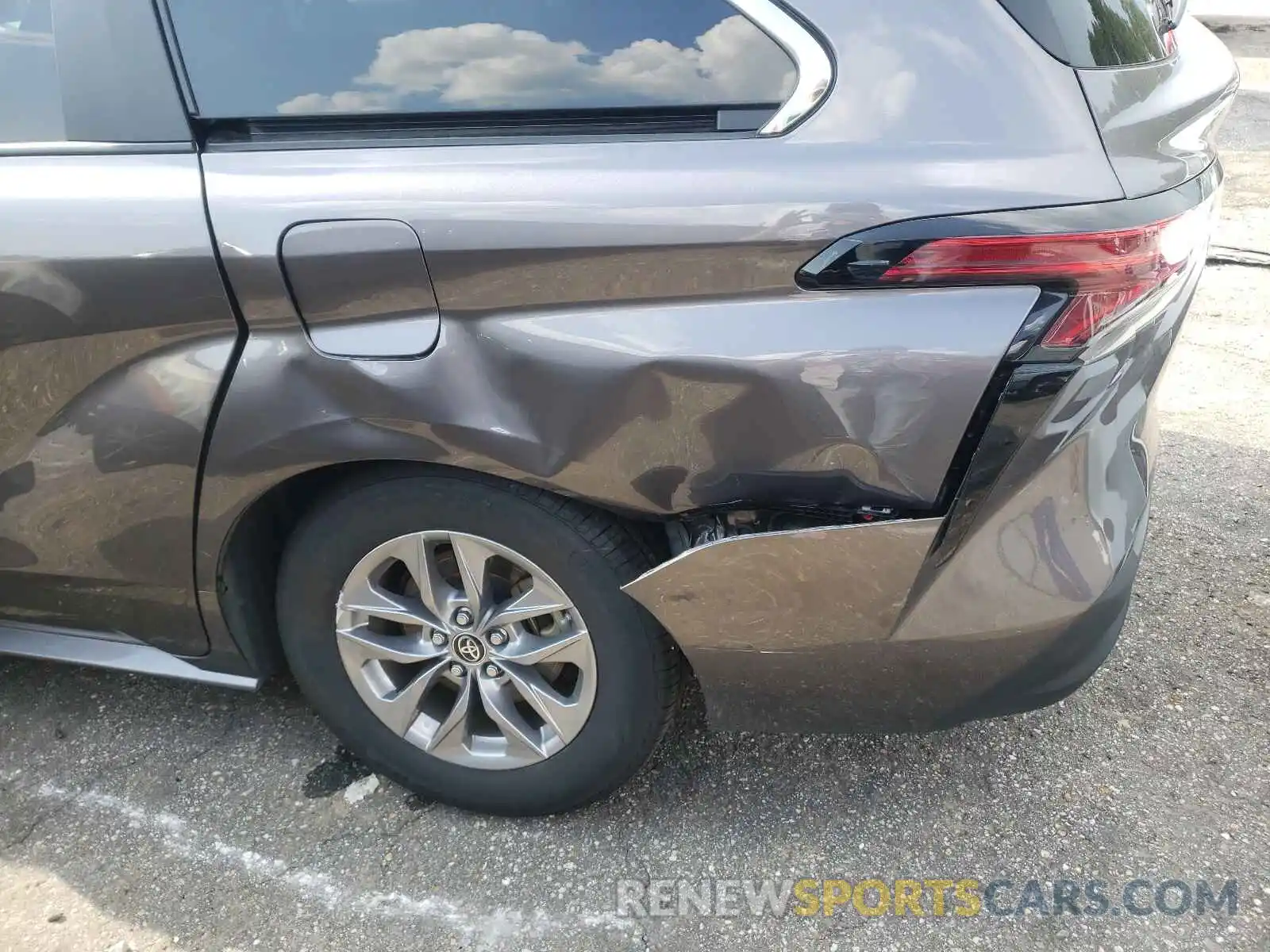 9 Photograph of a damaged car 5TDKRKEC5MS014850 TOYOTA SIENNA 2021