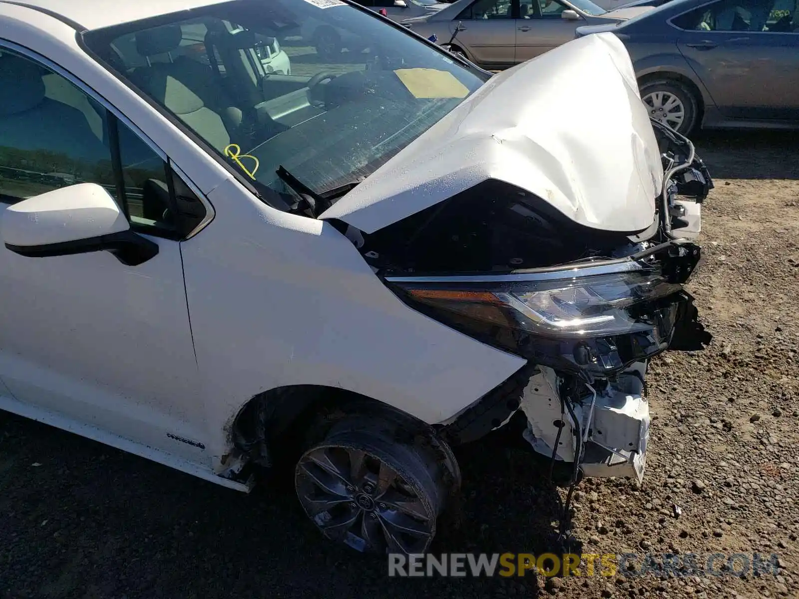 9 Photograph of a damaged car 5TDKRKEC5MS015951 TOYOTA SIENNA 2021