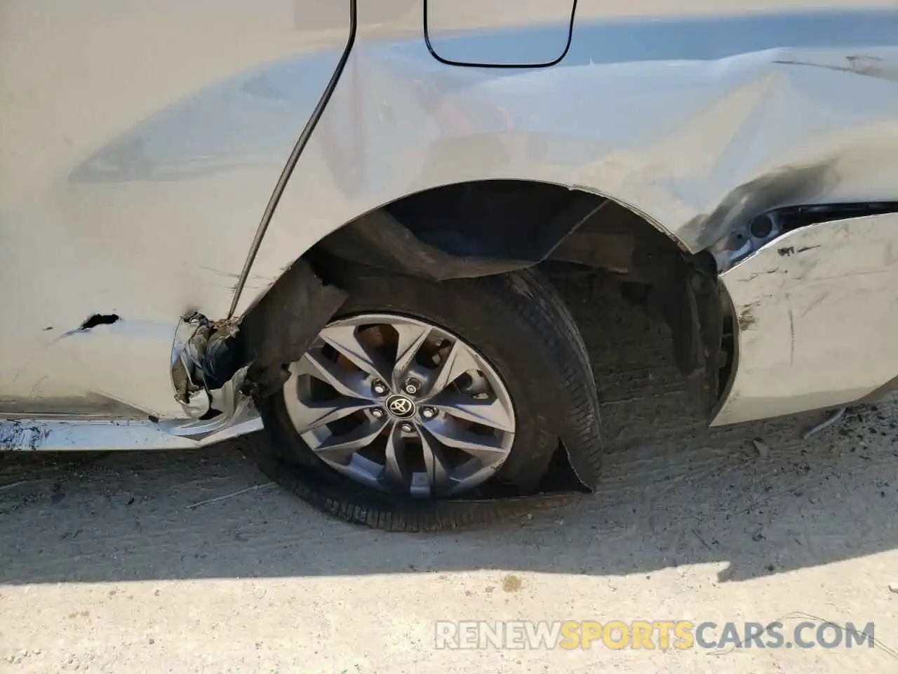 9 Photograph of a damaged car 5TDKRKEC5MS026139 TOYOTA SIENNA 2021