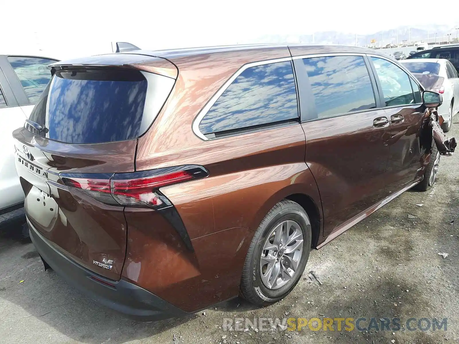 4 Photograph of a damaged car 5TDKRKEC5MS043829 TOYOTA SIENNA 2021