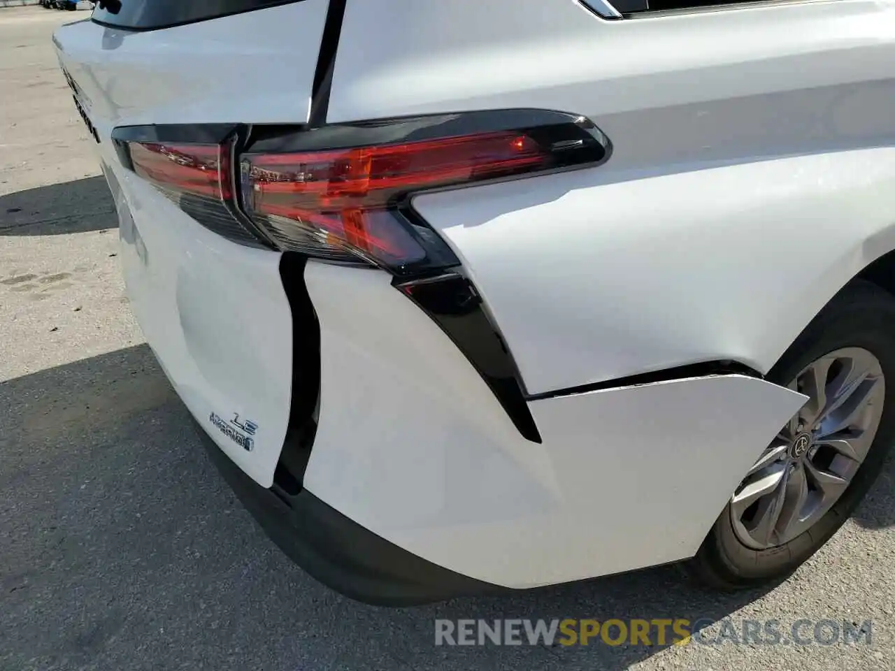 9 Photograph of a damaged car 5TDKRKEC6MS042950 TOYOTA SIENNA 2021