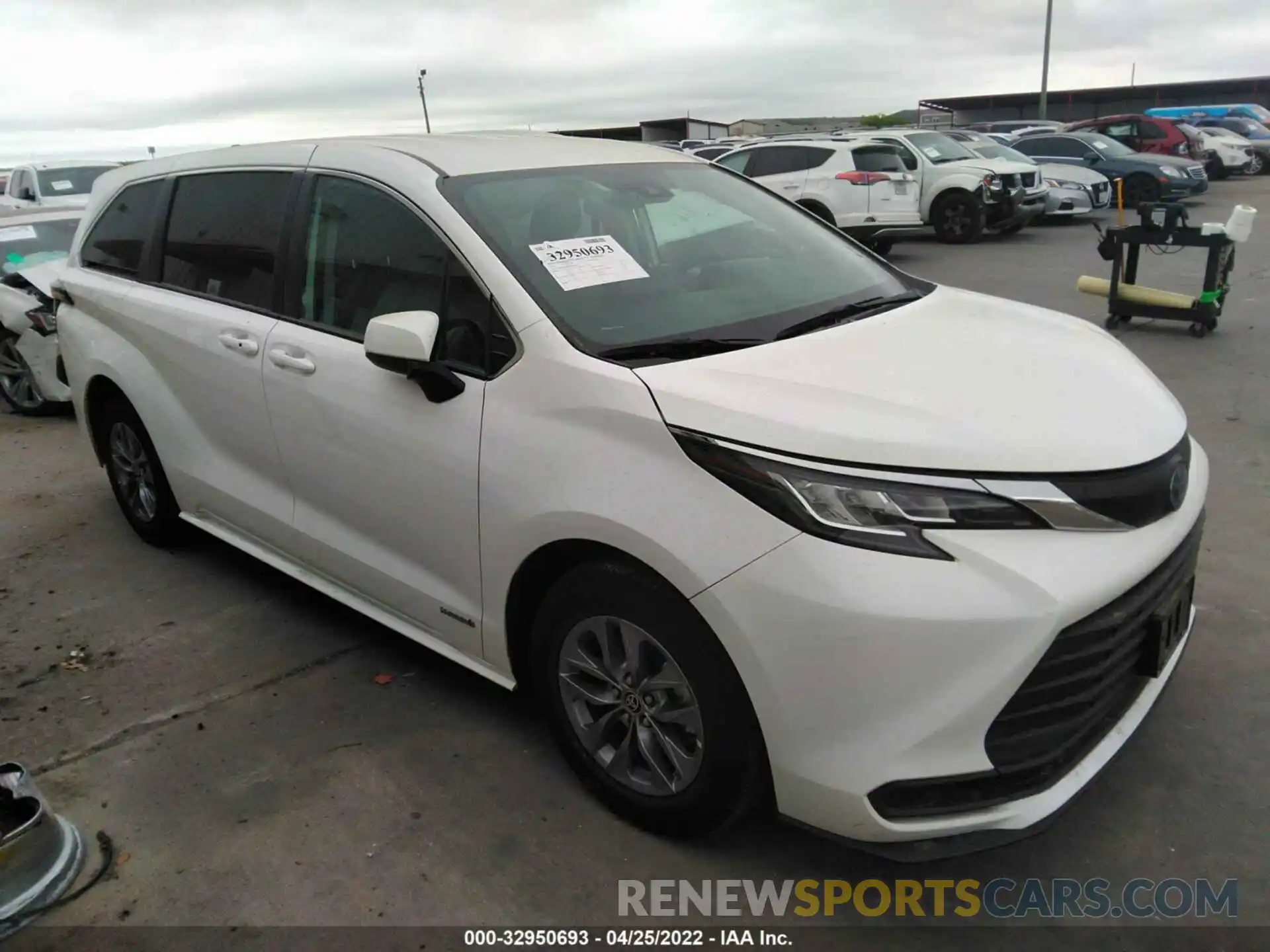 1 Photograph of a damaged car 5TDKRKEC6MS045444 TOYOTA SIENNA 2021