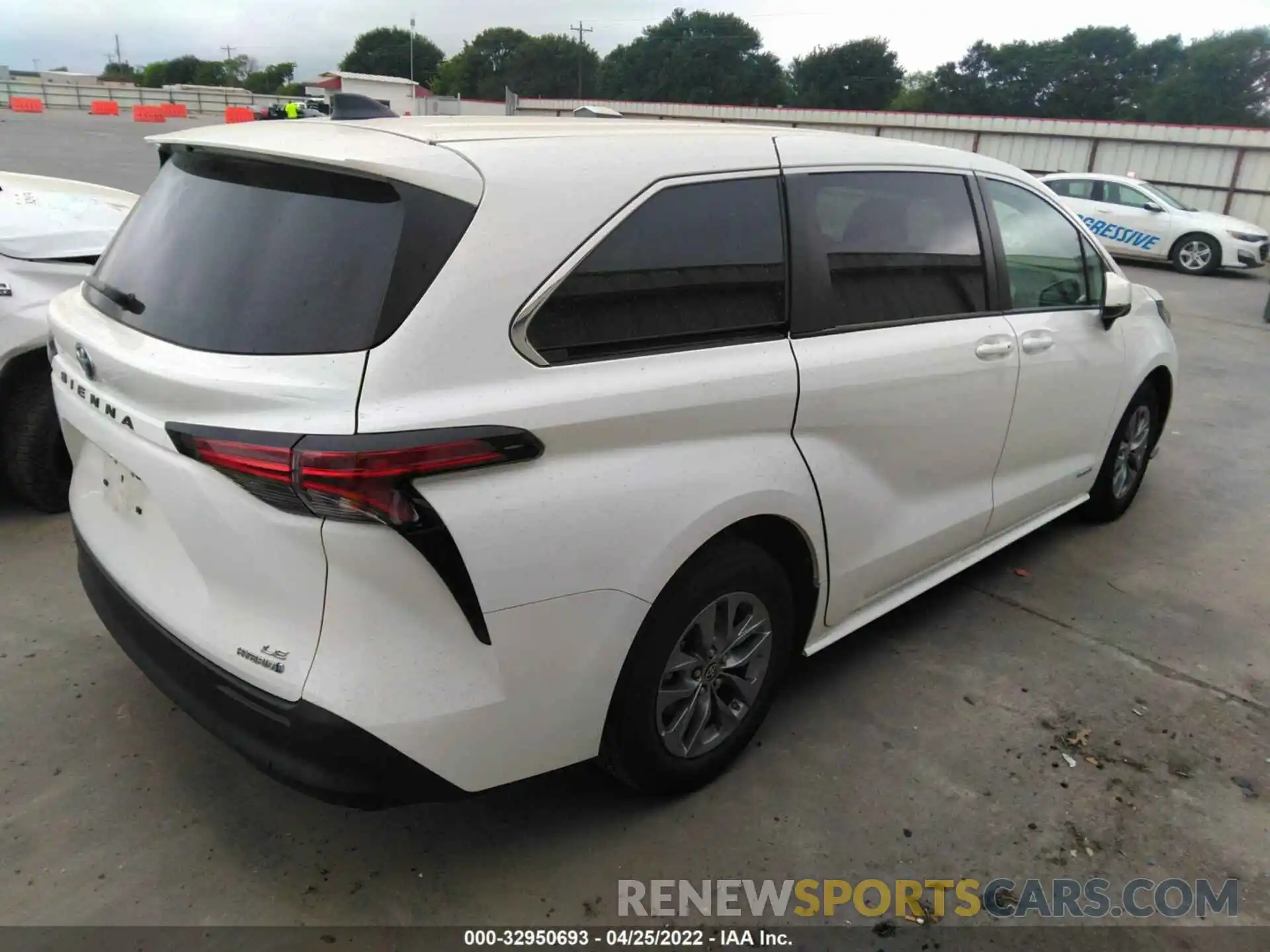 4 Photograph of a damaged car 5TDKRKEC6MS045444 TOYOTA SIENNA 2021