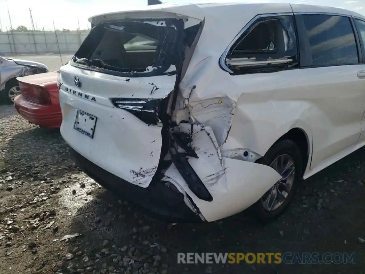 9 Photograph of a damaged car 5TDKRKEC6MS046111 TOYOTA SIENNA 2021