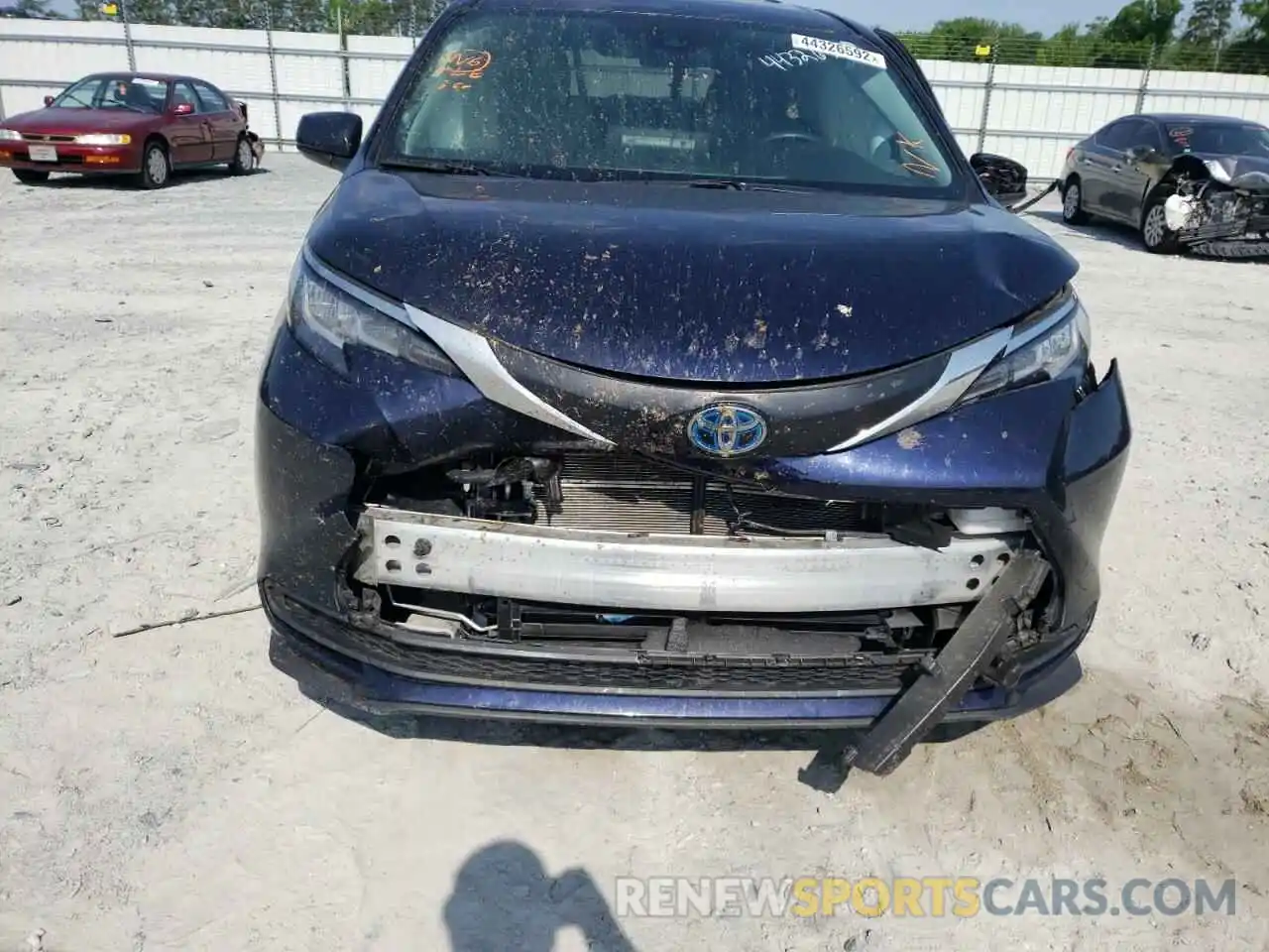 9 Photograph of a damaged car 5TDKRKEC6MS051650 TOYOTA SIENNA 2021