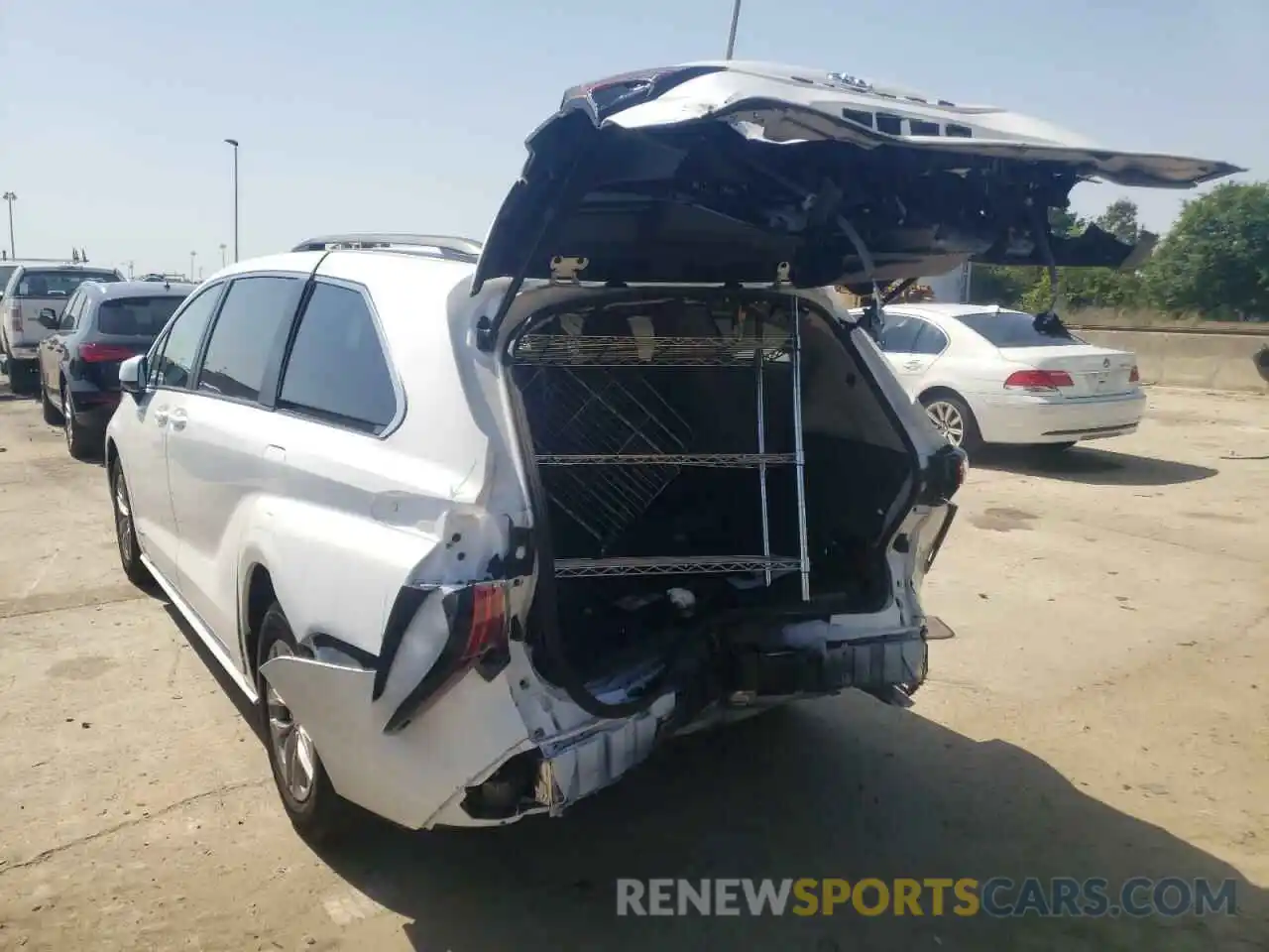 3 Photograph of a damaged car 5TDKRKEC6MS070652 TOYOTA SIENNA 2021