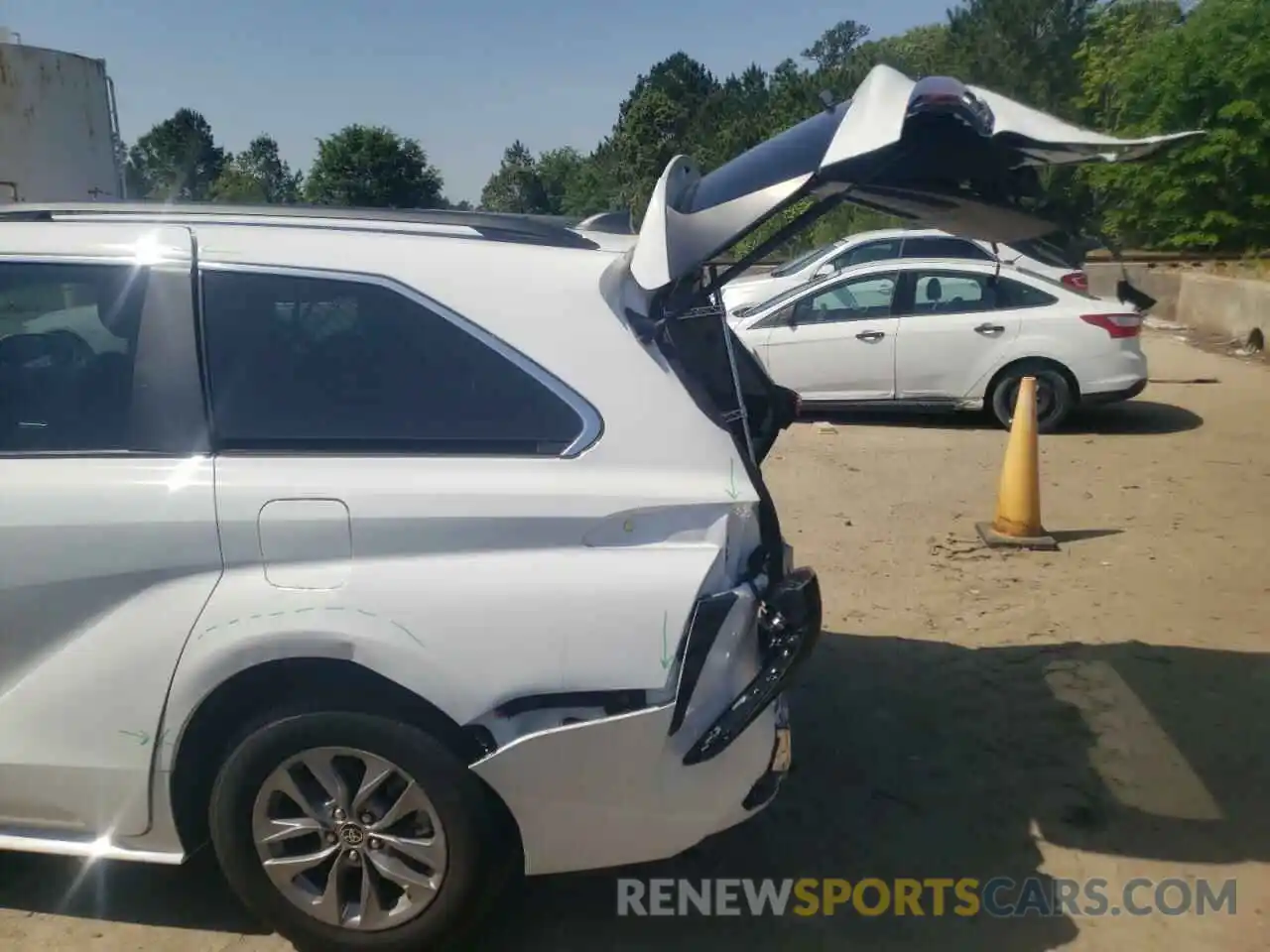 9 Photograph of a damaged car 5TDKRKEC6MS070652 TOYOTA SIENNA 2021