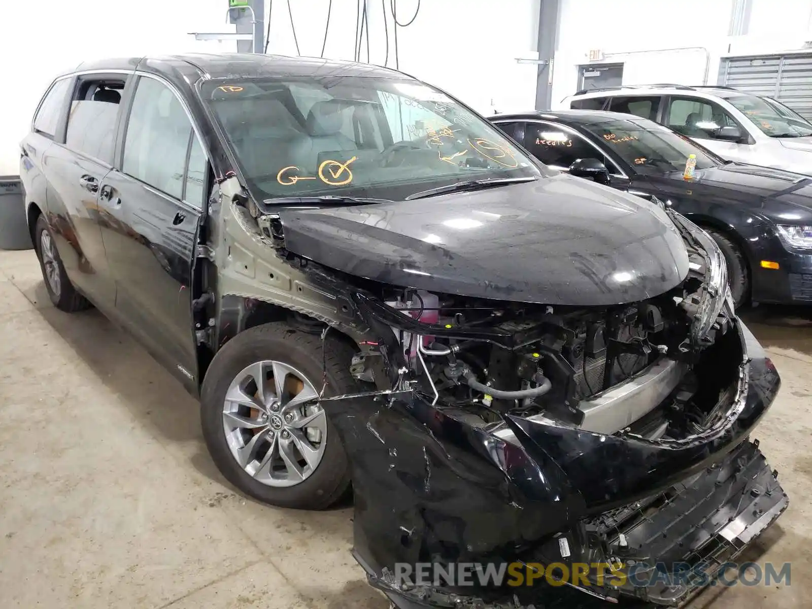 1 Photograph of a damaged car 5TDKRKEC7MS009701 TOYOTA SIENNA 2021