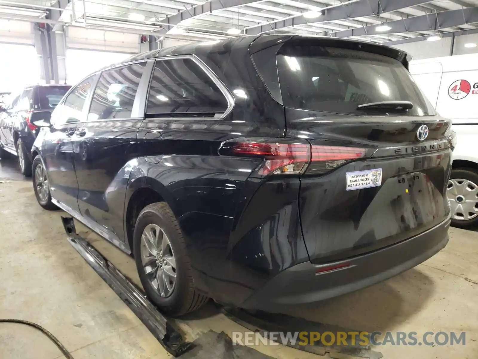 3 Photograph of a damaged car 5TDKRKEC7MS009701 TOYOTA SIENNA 2021