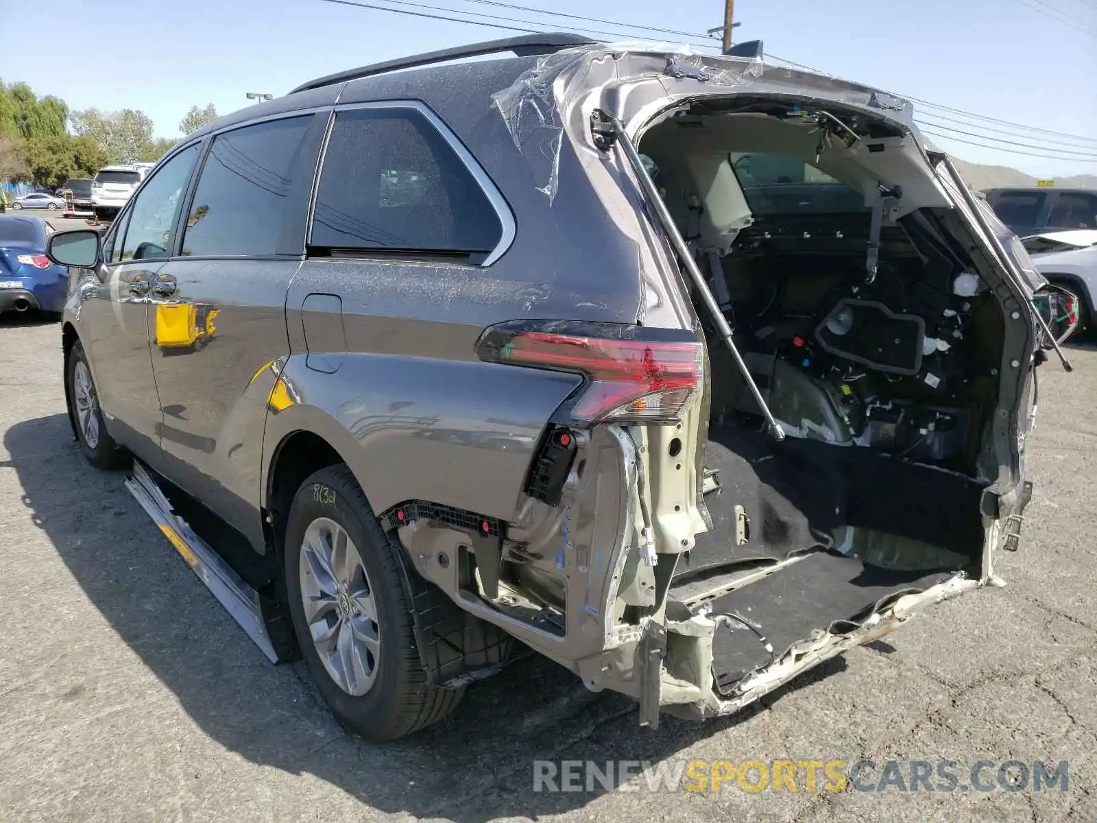 3 Photograph of a damaged car 5TDKRKEC7MS011111 TOYOTA SIENNA 2021