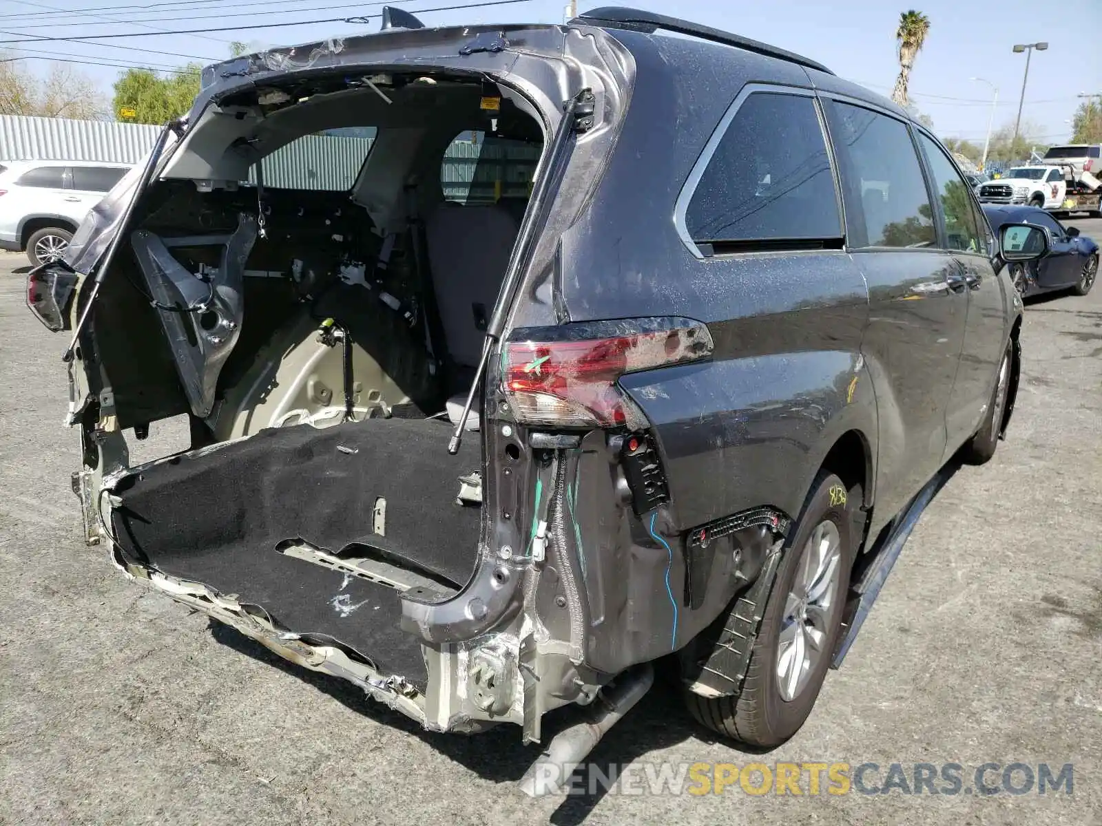 4 Photograph of a damaged car 5TDKRKEC7MS011111 TOYOTA SIENNA 2021