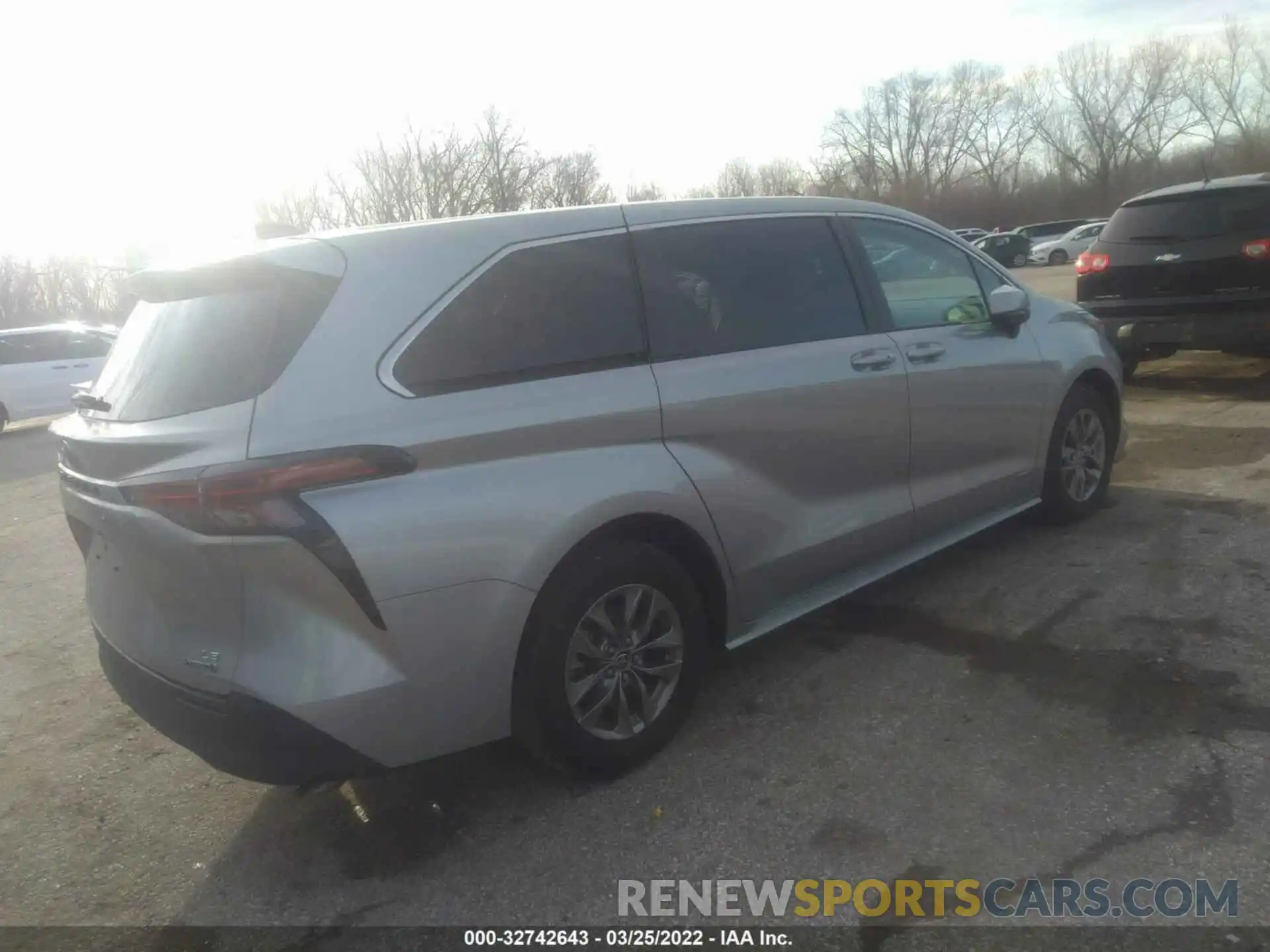 4 Photograph of a damaged car 5TDKRKEC7MS029253 TOYOTA SIENNA 2021