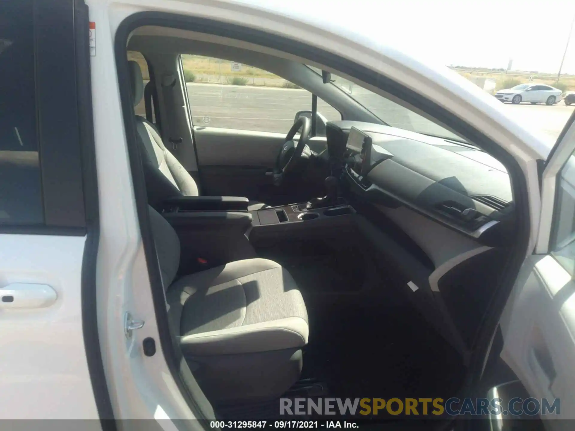 5 Photograph of a damaged car 5TDKRKEC7MS035201 TOYOTA SIENNA 2021