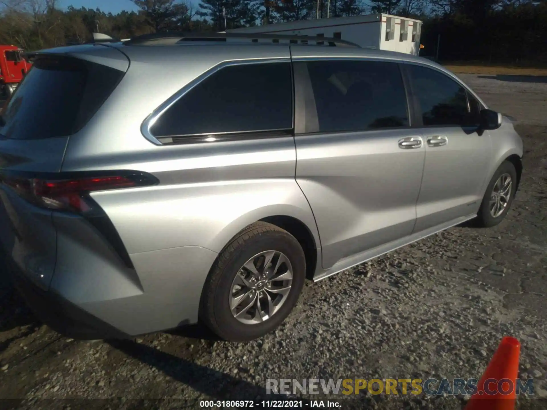 4 Photograph of a damaged car 5TDKRKEC7MS037479 TOYOTA SIENNA 2021