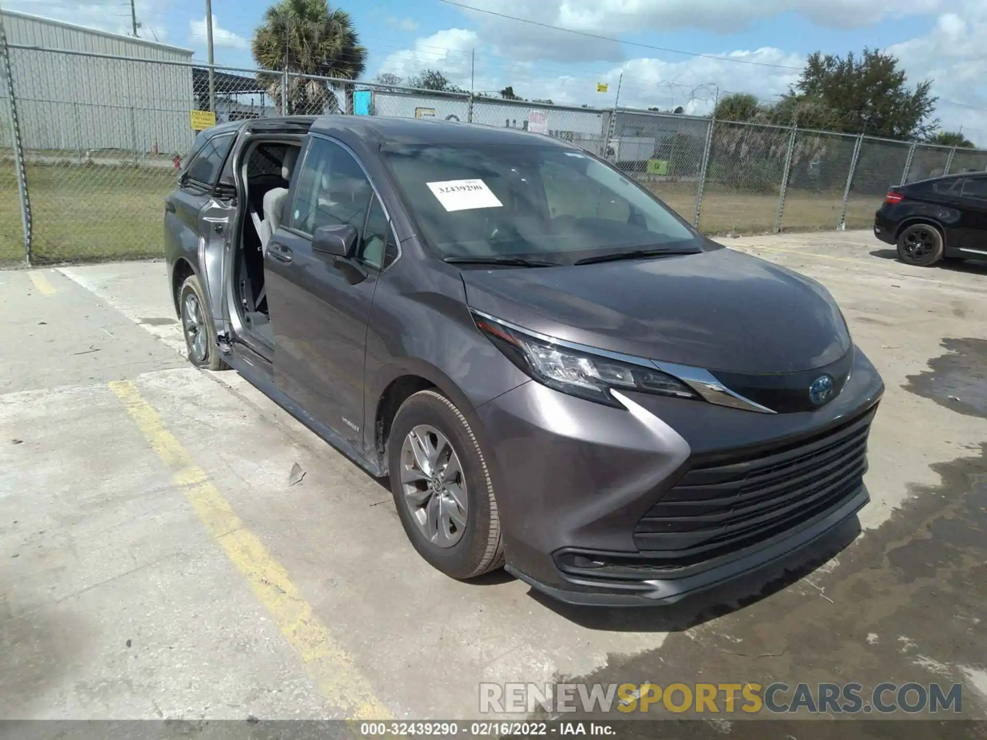 1 Photograph of a damaged car 5TDKRKEC7MS045744 TOYOTA SIENNA 2021