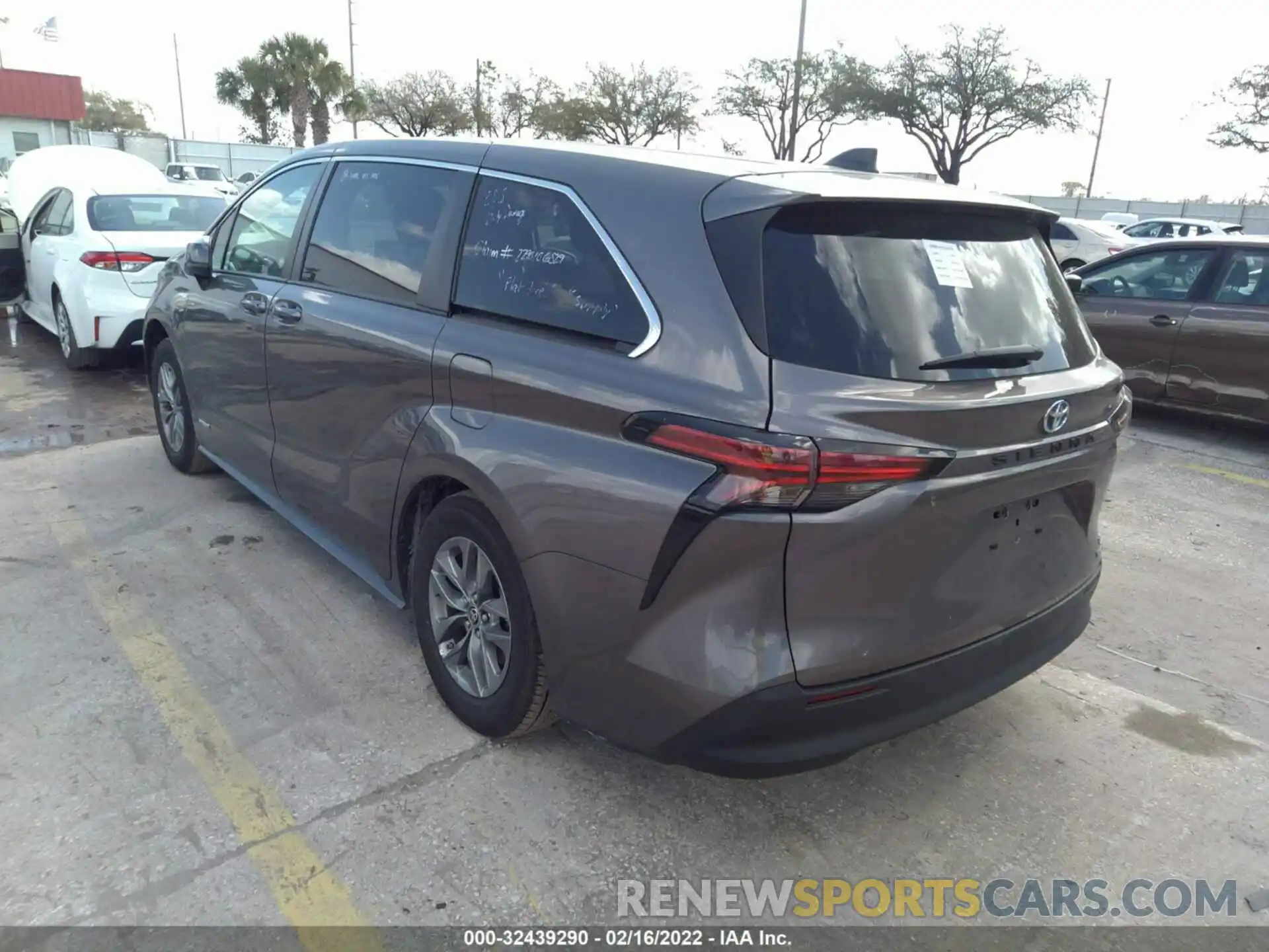 3 Photograph of a damaged car 5TDKRKEC7MS045744 TOYOTA SIENNA 2021