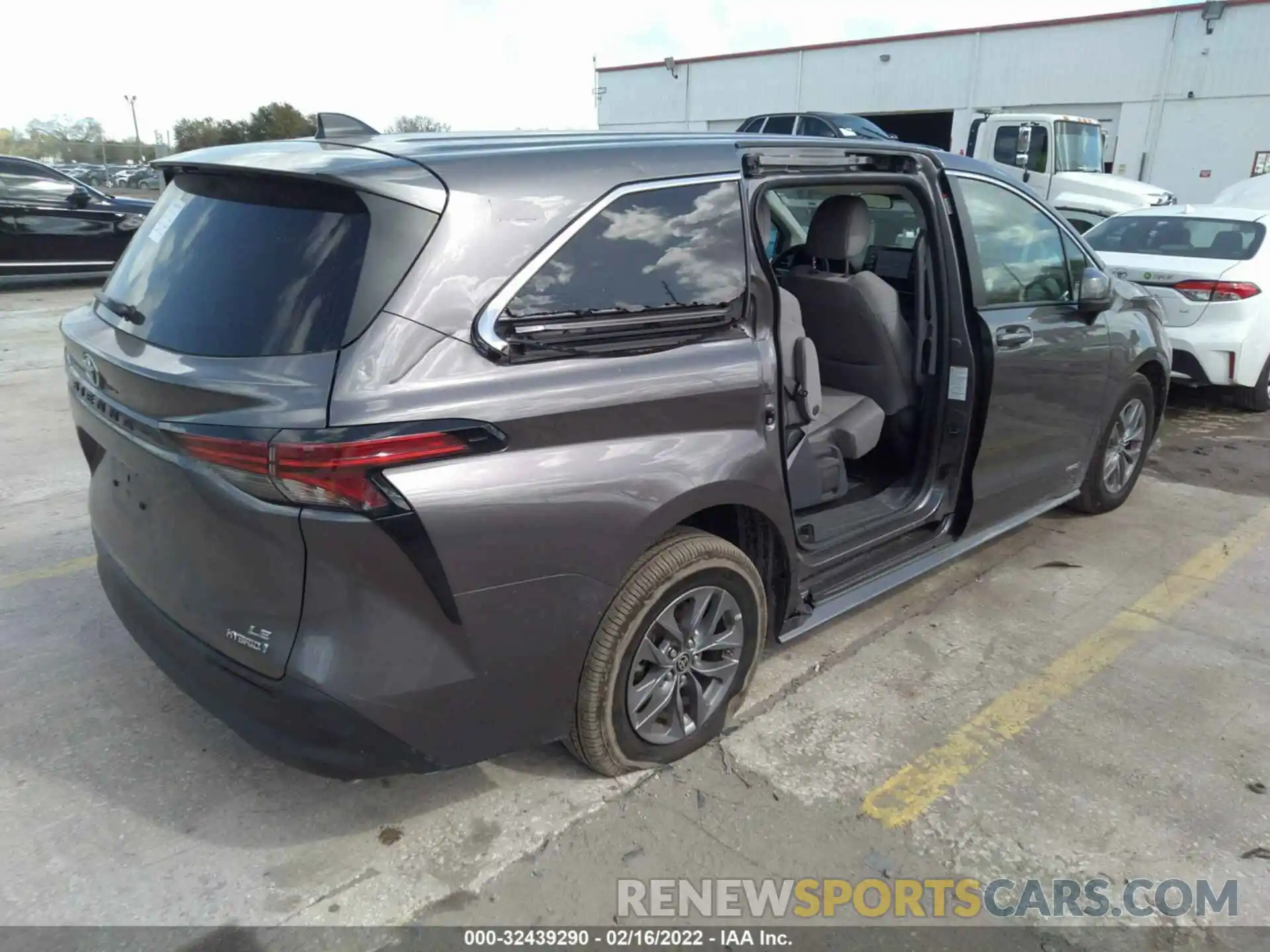 4 Photograph of a damaged car 5TDKRKEC7MS045744 TOYOTA SIENNA 2021