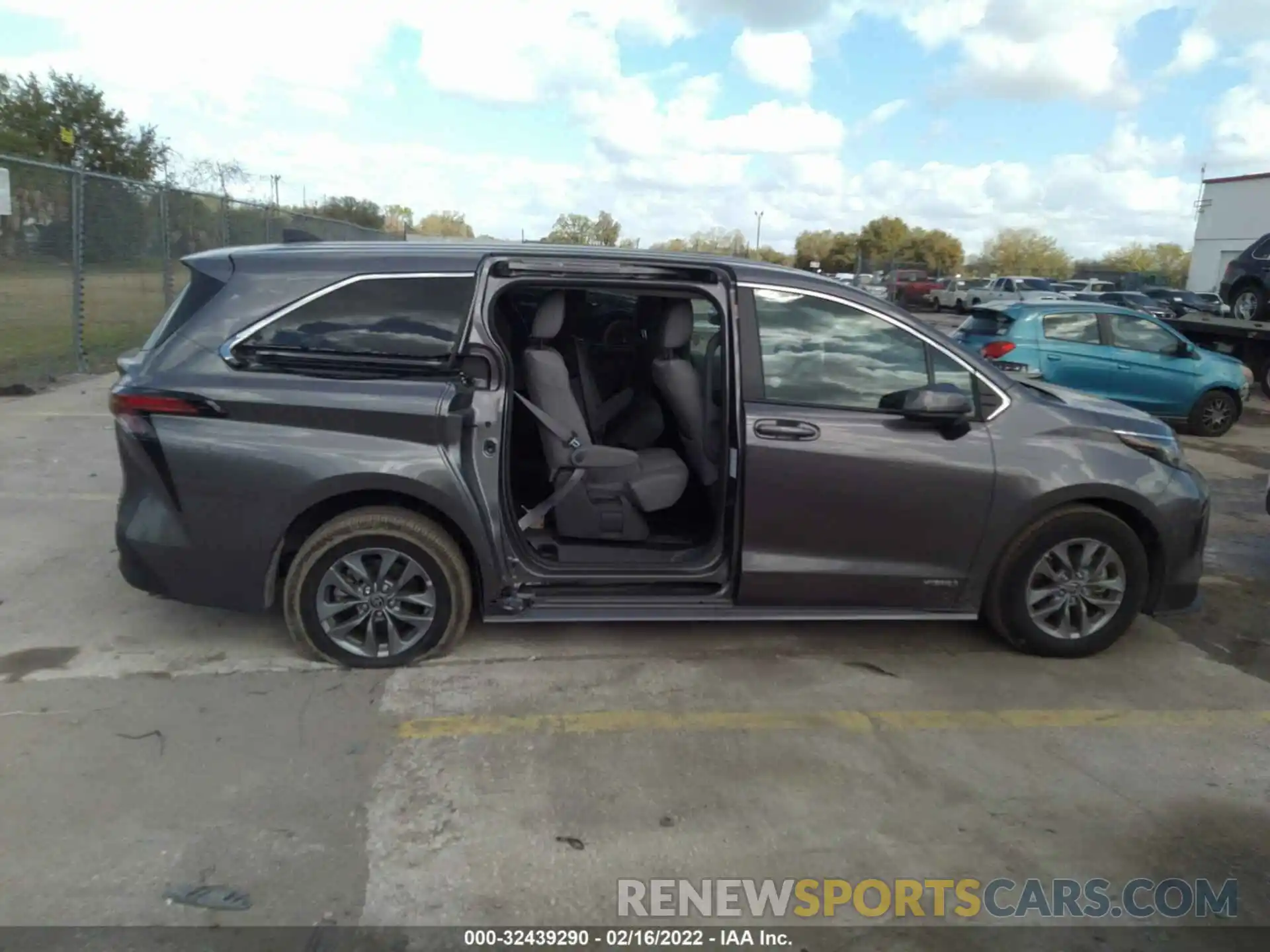 6 Photograph of a damaged car 5TDKRKEC7MS045744 TOYOTA SIENNA 2021