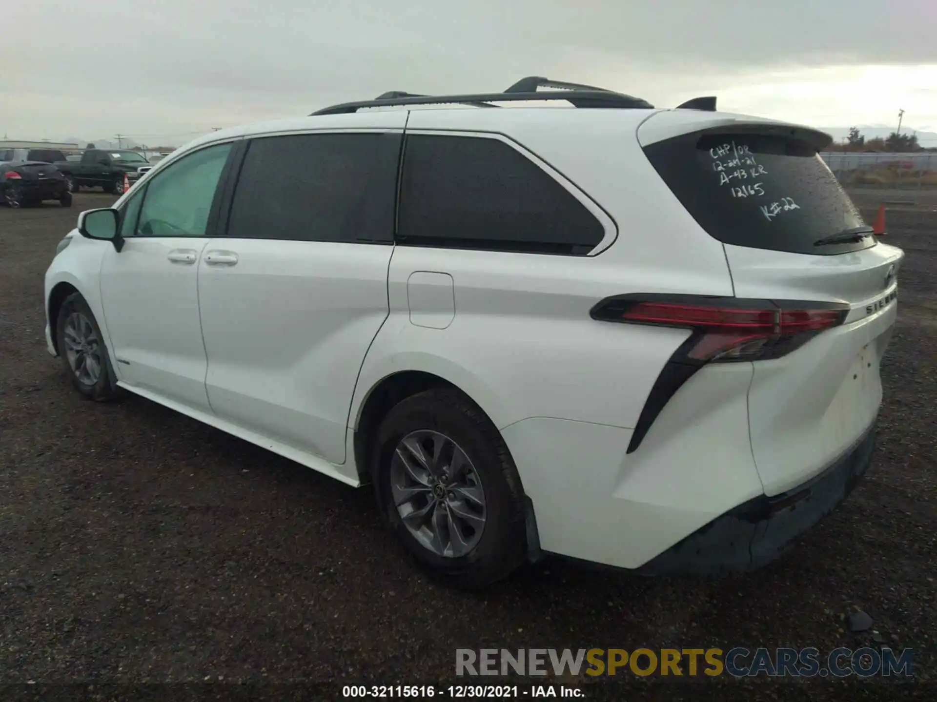 3 Photograph of a damaged car 5TDKRKEC8MS008685 TOYOTA SIENNA 2021