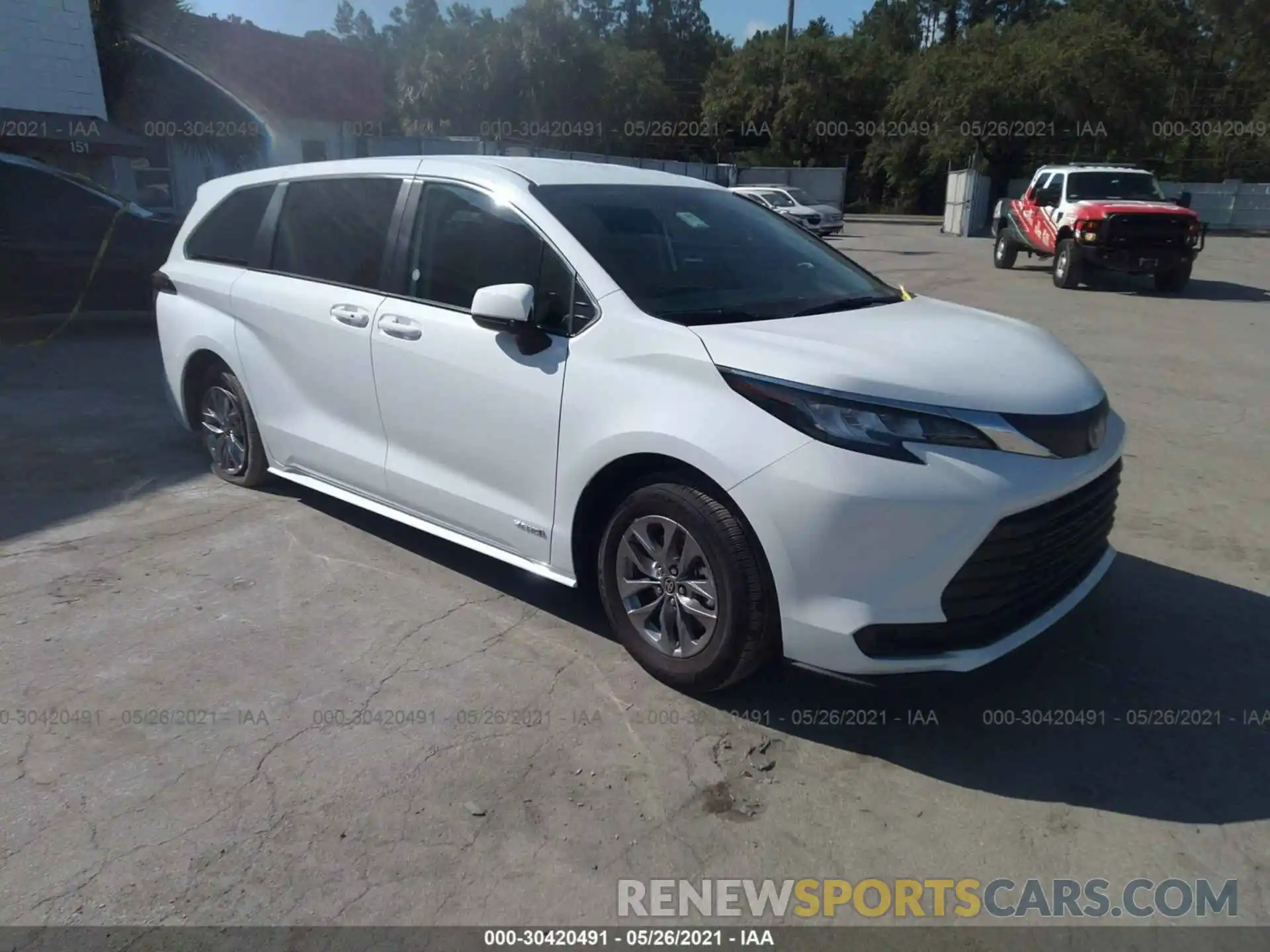 1 Photograph of a damaged car 5TDKRKEC8MS027625 TOYOTA SIENNA 2021