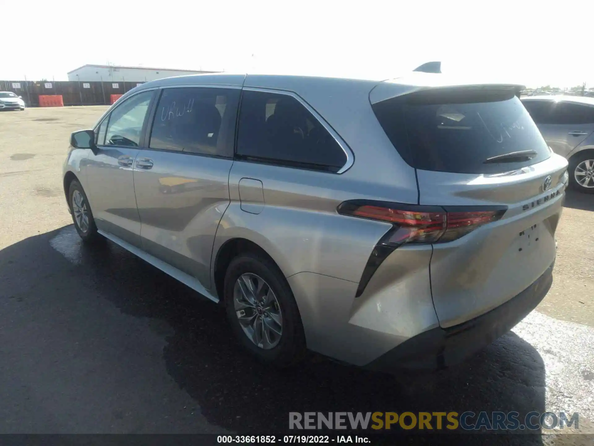 3 Photograph of a damaged car 5TDKRKEC8MS035627 TOYOTA SIENNA 2021