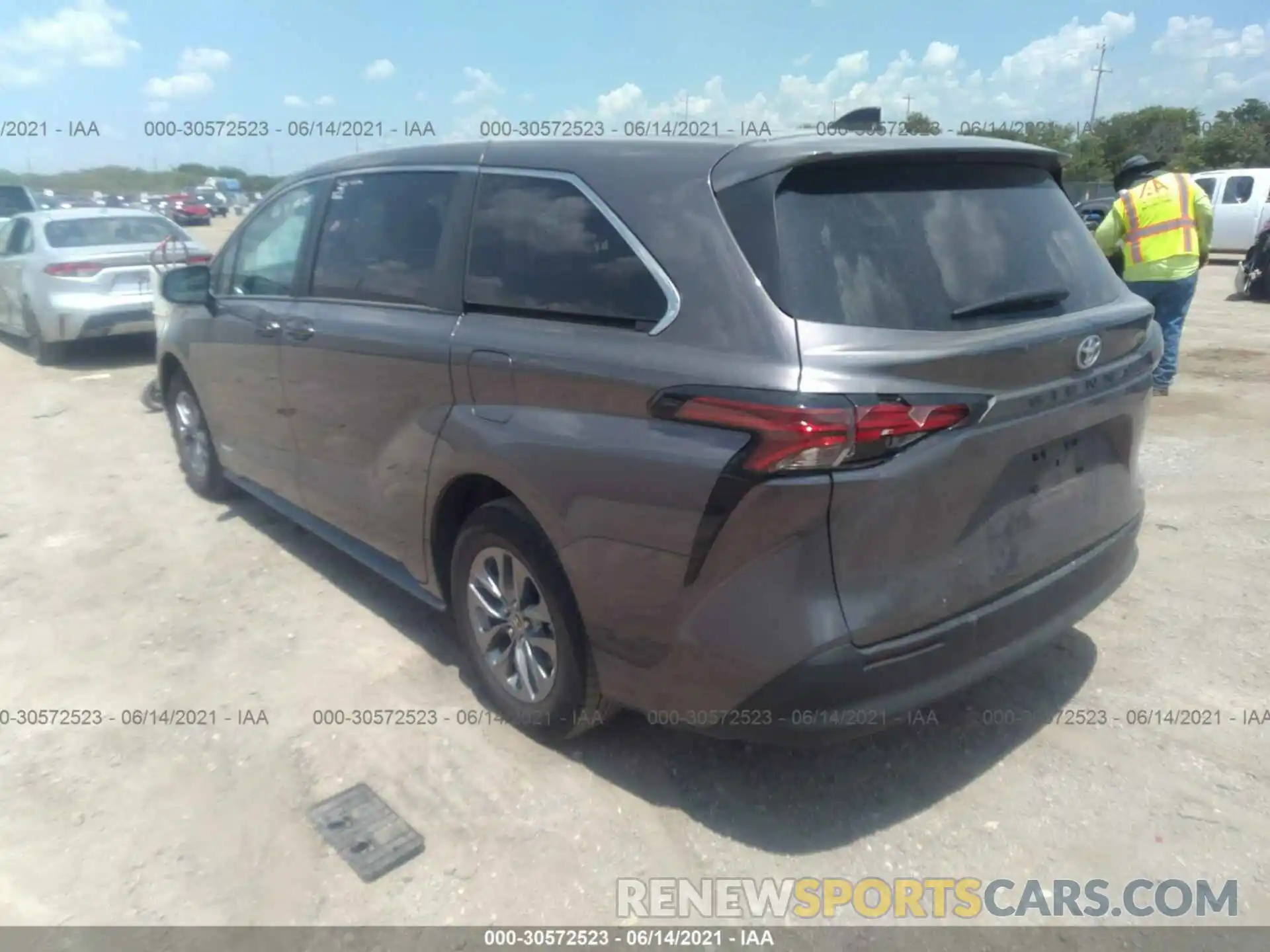 3 Фотография поврежденного автомобиля 5TDKRKEC8MS035871 TOYOTA SIENNA 2021