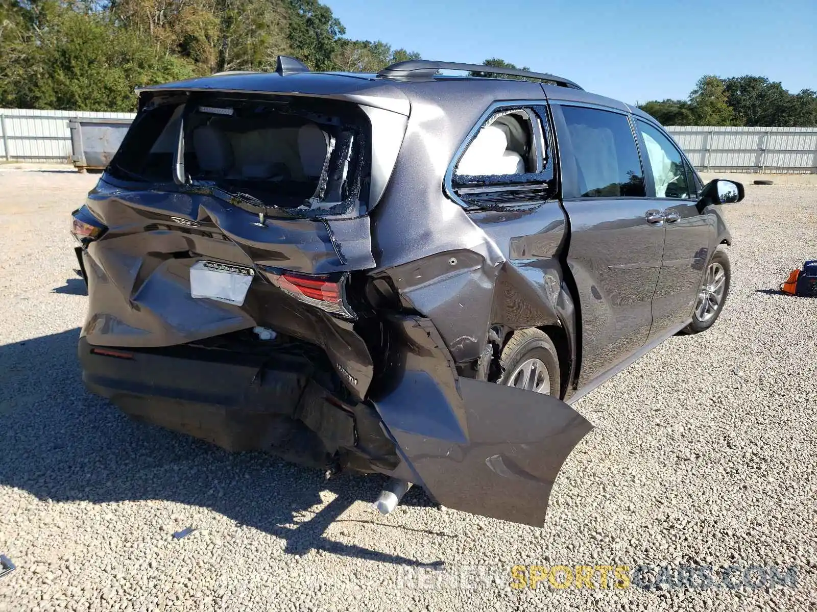 4 Photograph of a damaged car 5TDKRKEC8MS039127 TOYOTA SIENNA 2021