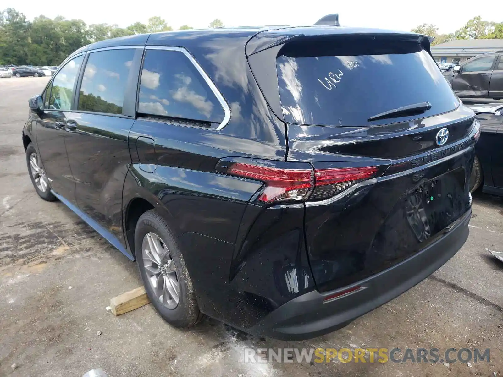 3 Photograph of a damaged car 5TDKRKEC8MS048975 TOYOTA SIENNA 2021