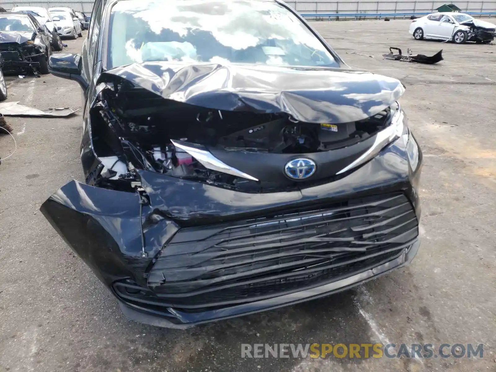 9 Photograph of a damaged car 5TDKRKEC8MS048975 TOYOTA SIENNA 2021