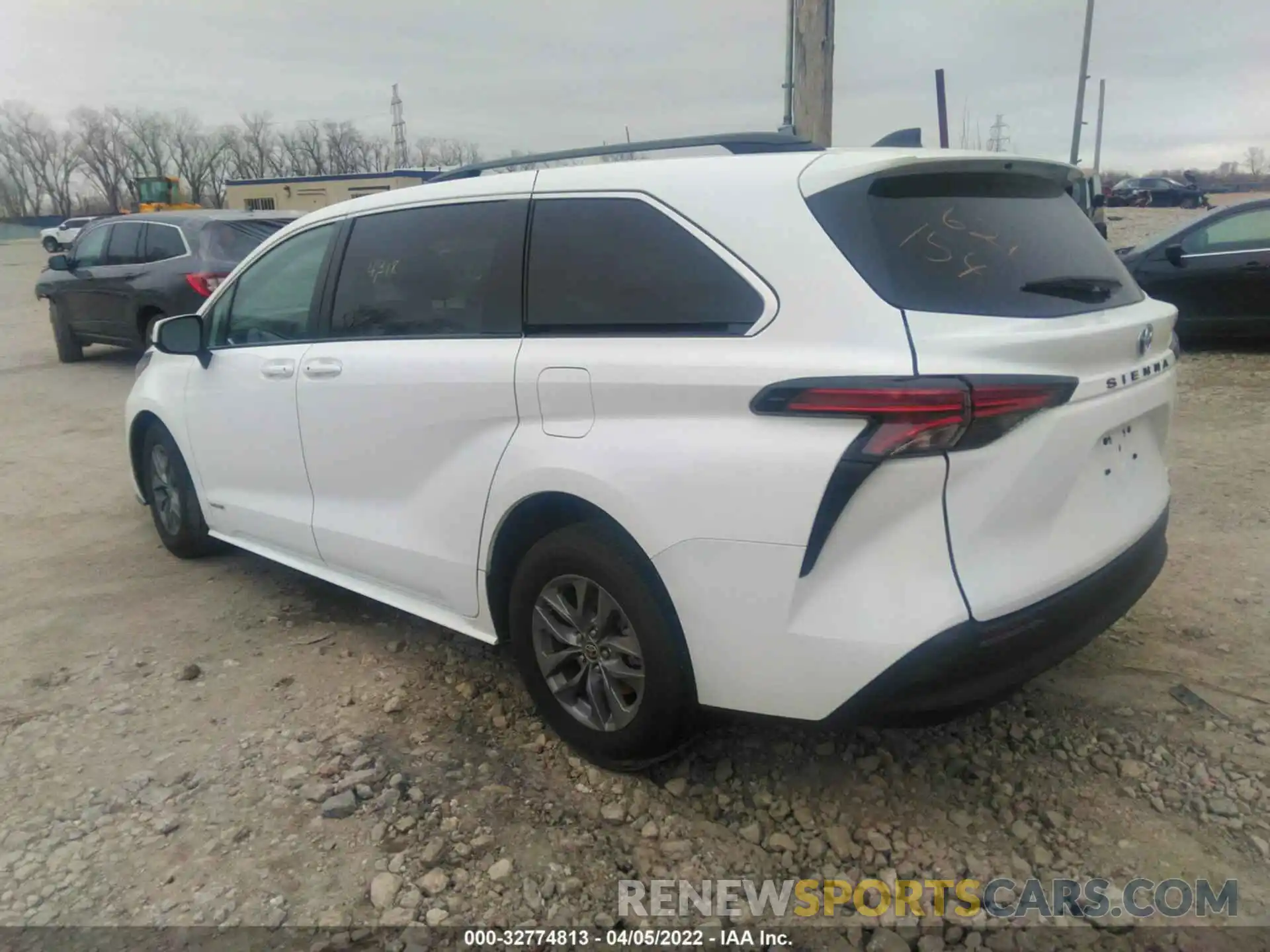 3 Photograph of a damaged car 5TDKRKEC8MS054405 TOYOTA SIENNA 2021