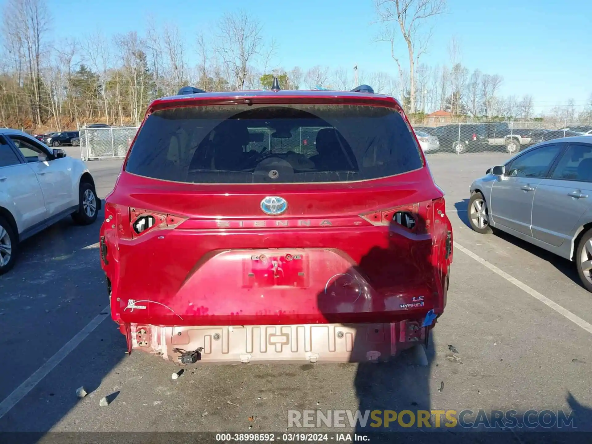 17 Photograph of a damaged car 5TDKRKEC9MS006329 TOYOTA SIENNA 2021