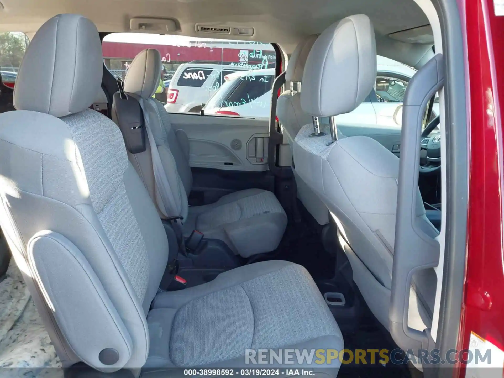 8 Photograph of a damaged car 5TDKRKEC9MS006329 TOYOTA SIENNA 2021