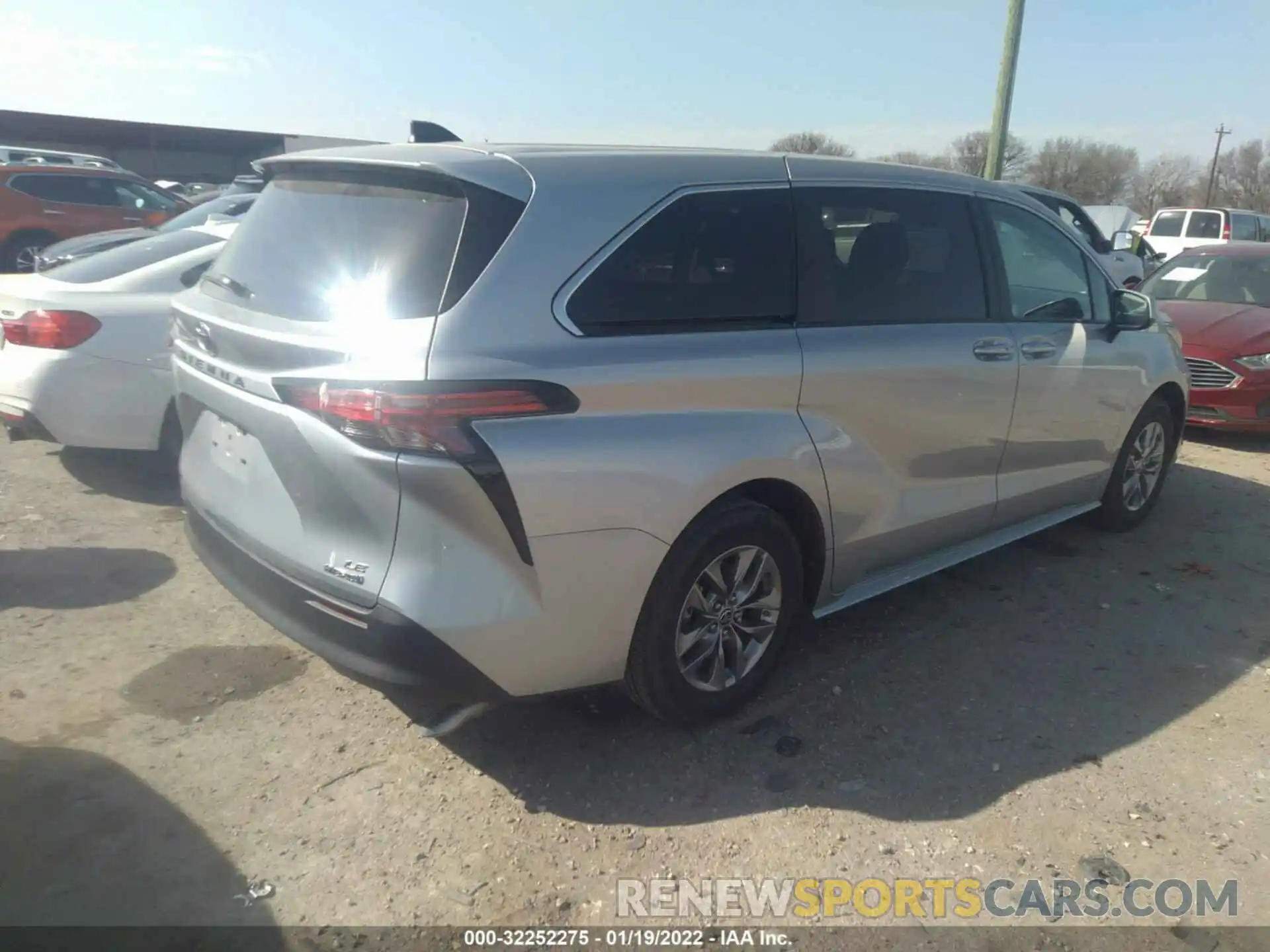 4 Photograph of a damaged car 5TDKRKEC9MS017797 TOYOTA SIENNA 2021