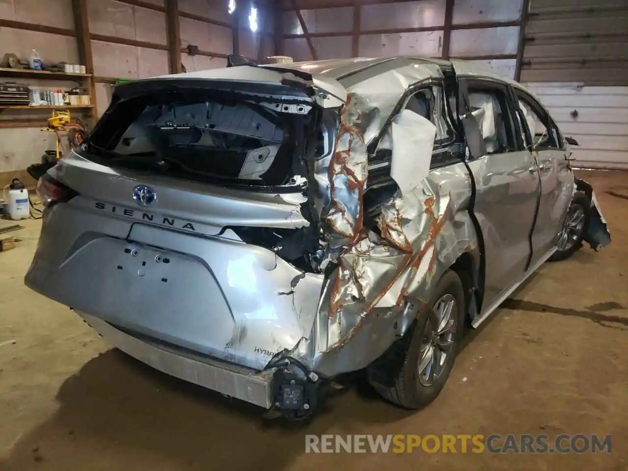 4 Photograph of a damaged car 5TDKRKECXMS048010 TOYOTA SIENNA 2021