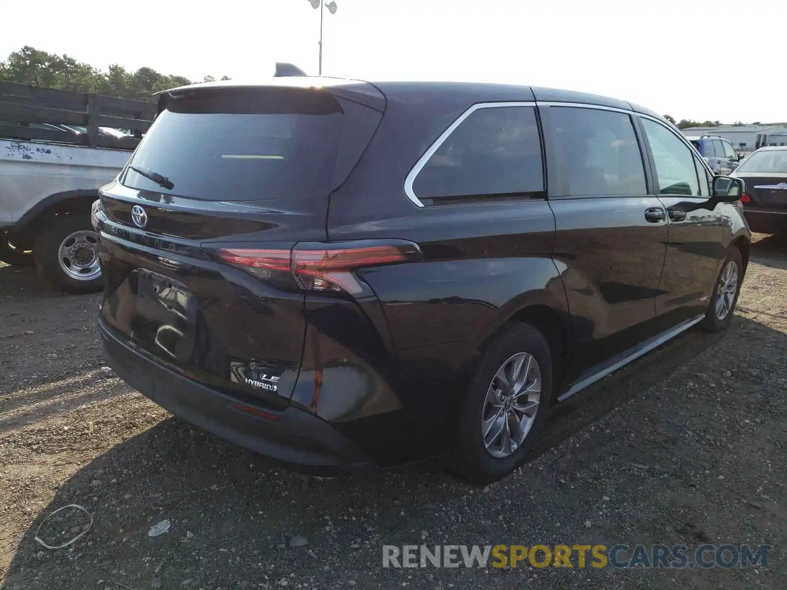 4 Photograph of a damaged car 5TDKSKFC1MS003086 TOYOTA SIENNA 2021