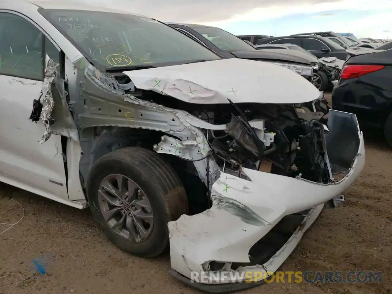 9 Photograph of a damaged car 5TDKSKFC3MS012680 TOYOTA SIENNA 2021