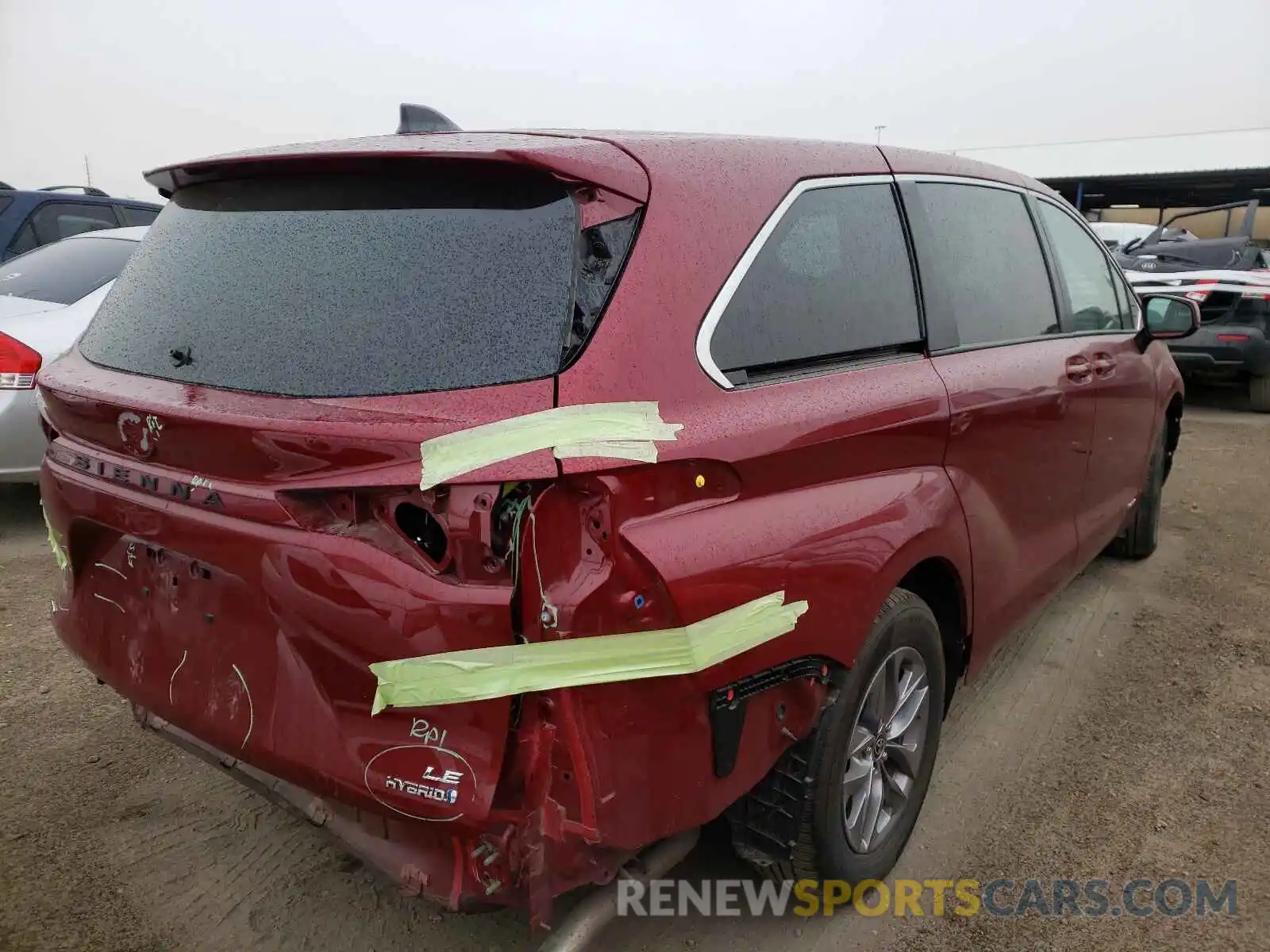 4 Photograph of a damaged car 5TDKSKFC4MS005835 TOYOTA SIENNA 2021