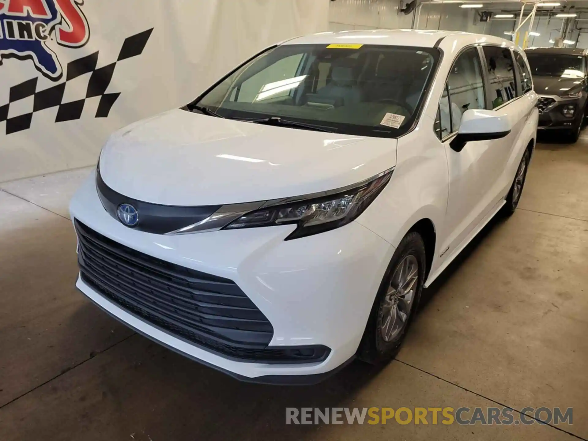 10 Photograph of a damaged car 5TDKSKFC7MS030146 TOYOTA SIENNA 2021