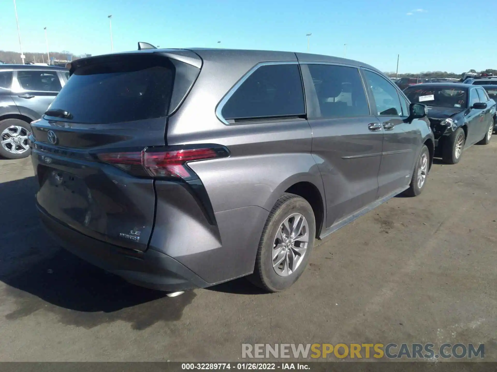 4 Photograph of a damaged car 5TDKSKFC8MS001271 TOYOTA SIENNA 2021