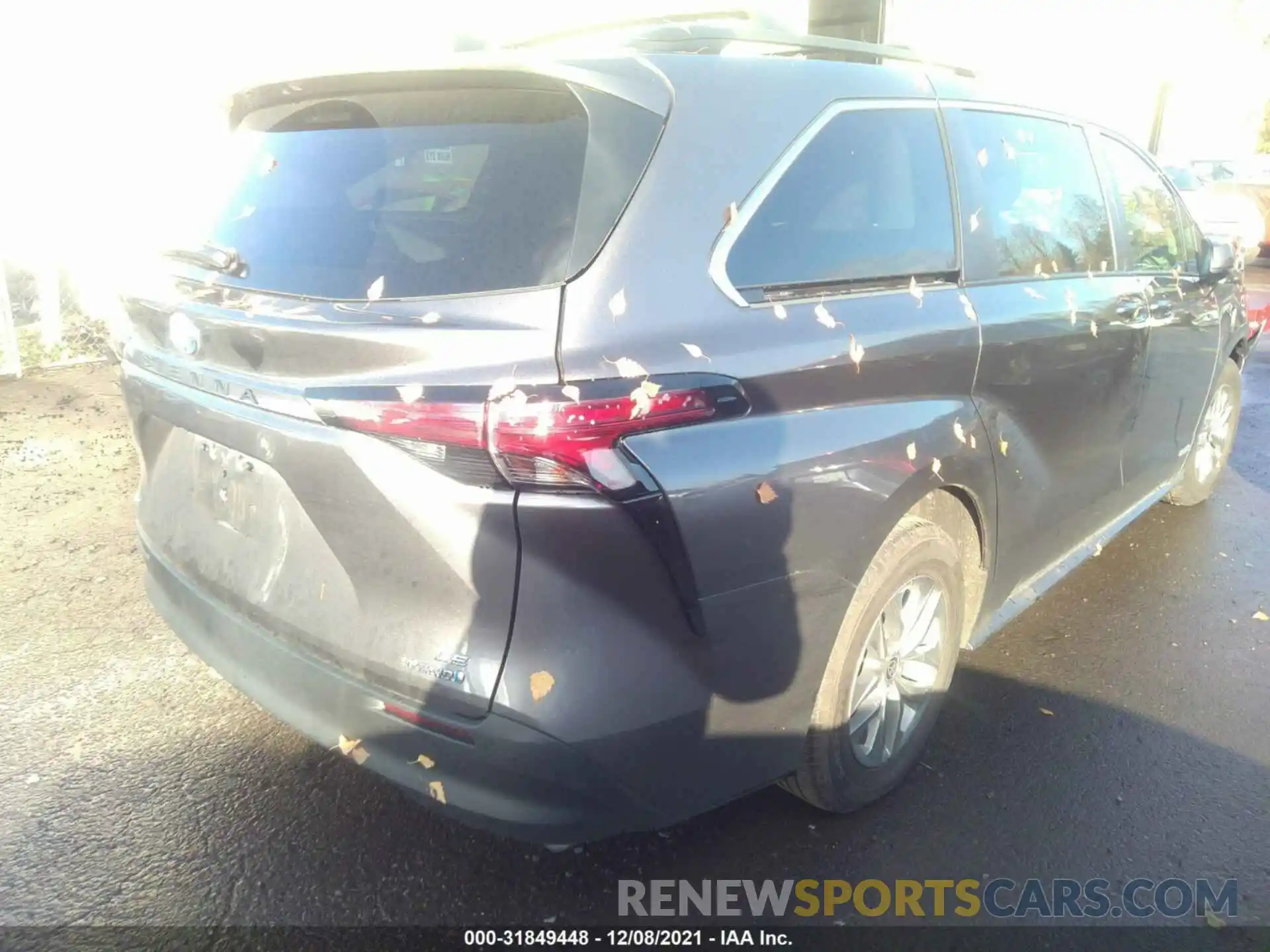 4 Photograph of a damaged car 5TDKSKFC8MS021875 TOYOTA SIENNA 2021